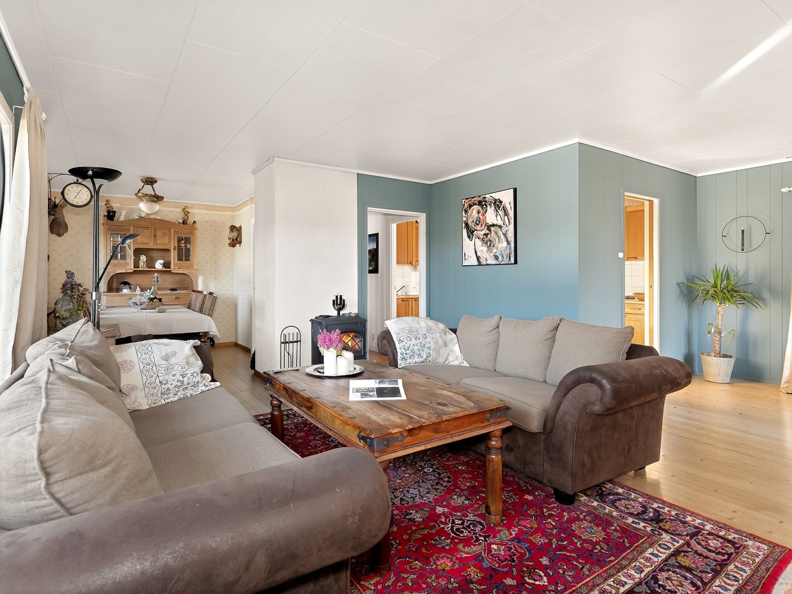 Hyggelig stue med god plass til både sofagruppe og spisestue. Galleribilde