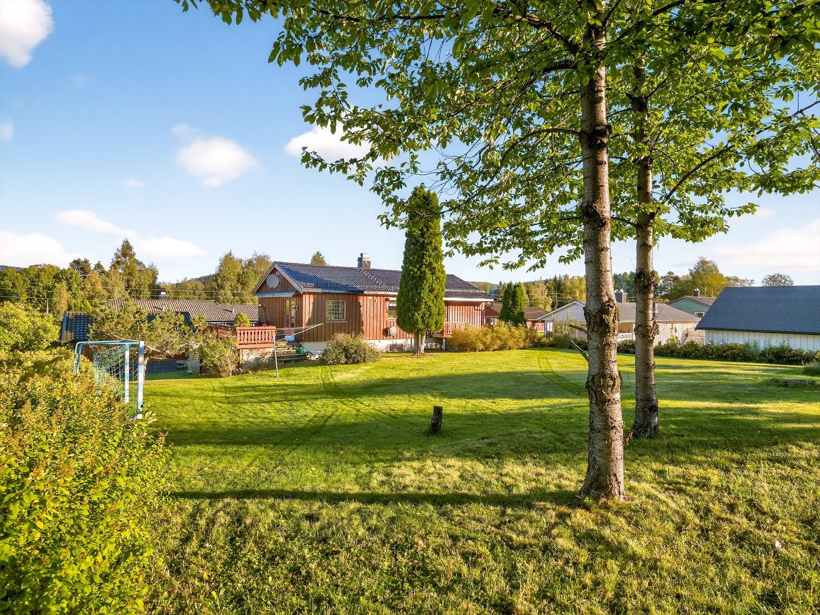 Eiet tomt på 1 101,5 m² som gir god boltreplass for store og små. Galleribilde