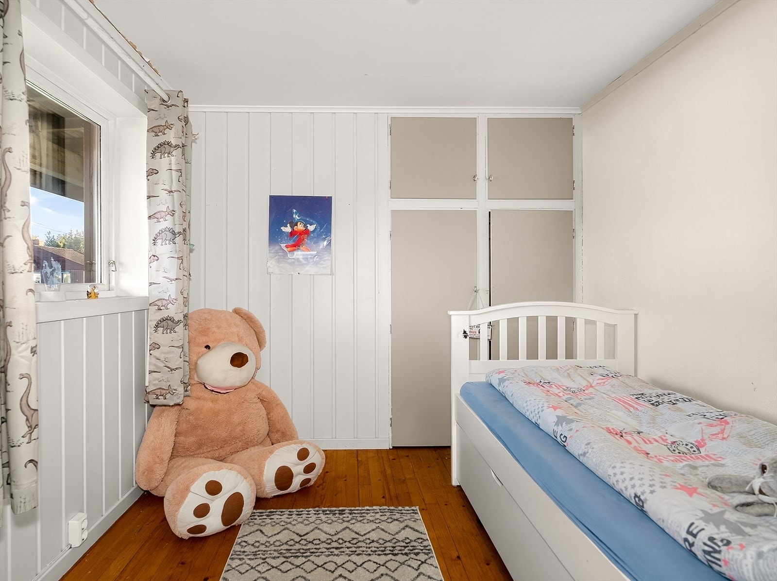 Soverom i underetasjen med plassbygget garderobeskap og lyse overflater. Galleribilde