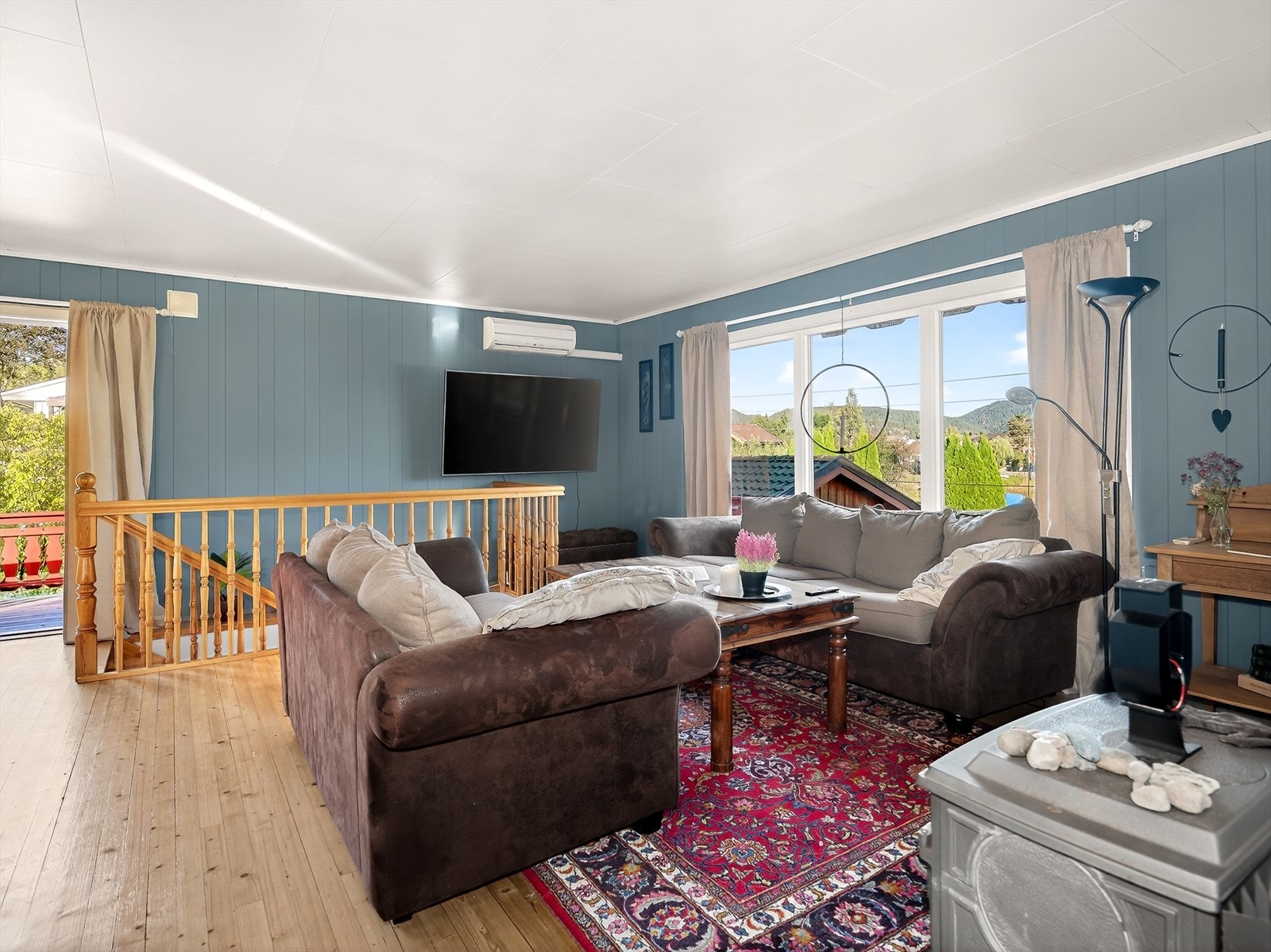 I stuen er det montert varmepumpe og peisovn som gir lun og god varme på kalde dager. Galleribilde