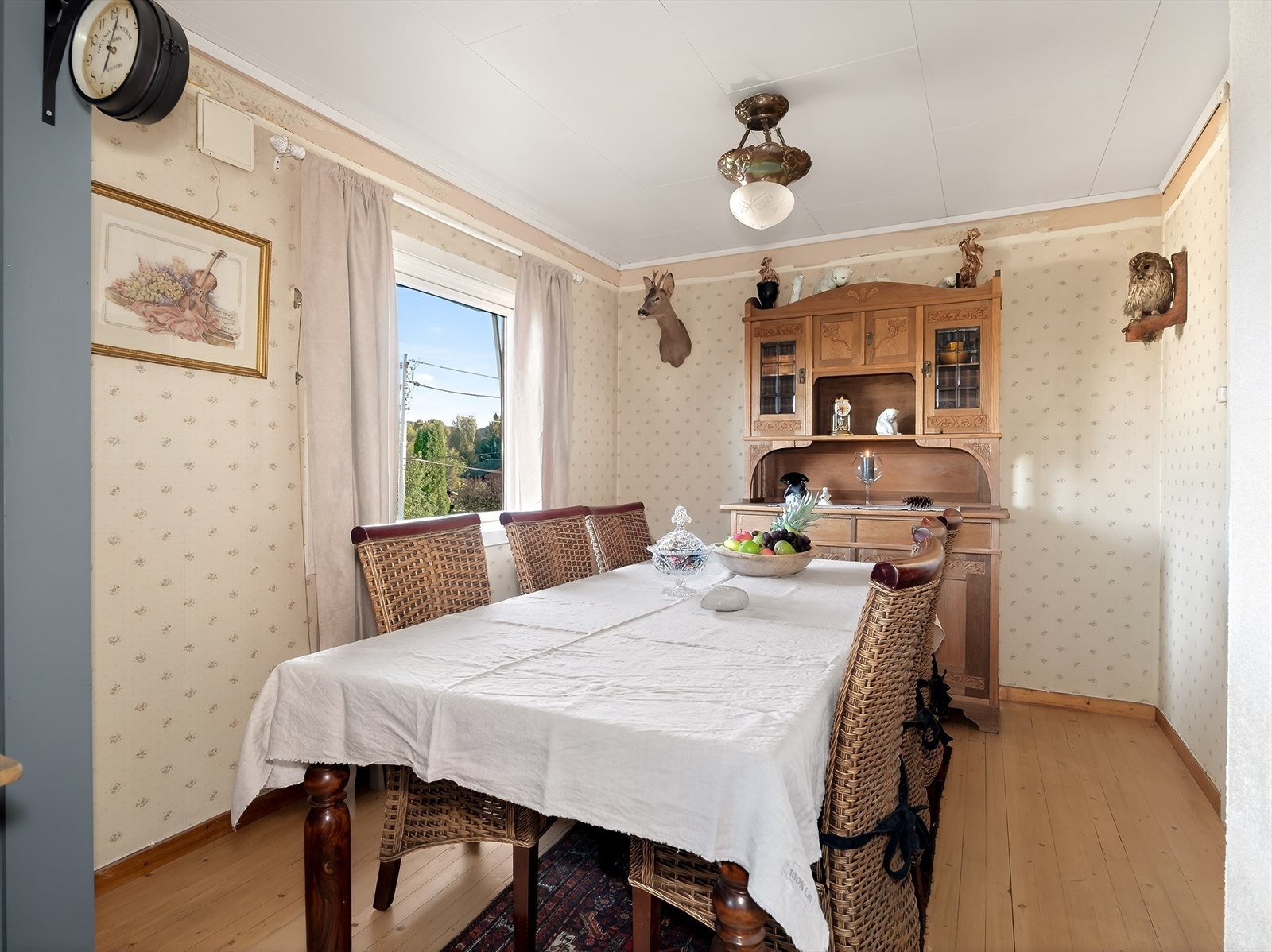 Spisestue med overflater bestående av furugulv, tapet på vegg og takess i himling. Galleribilde