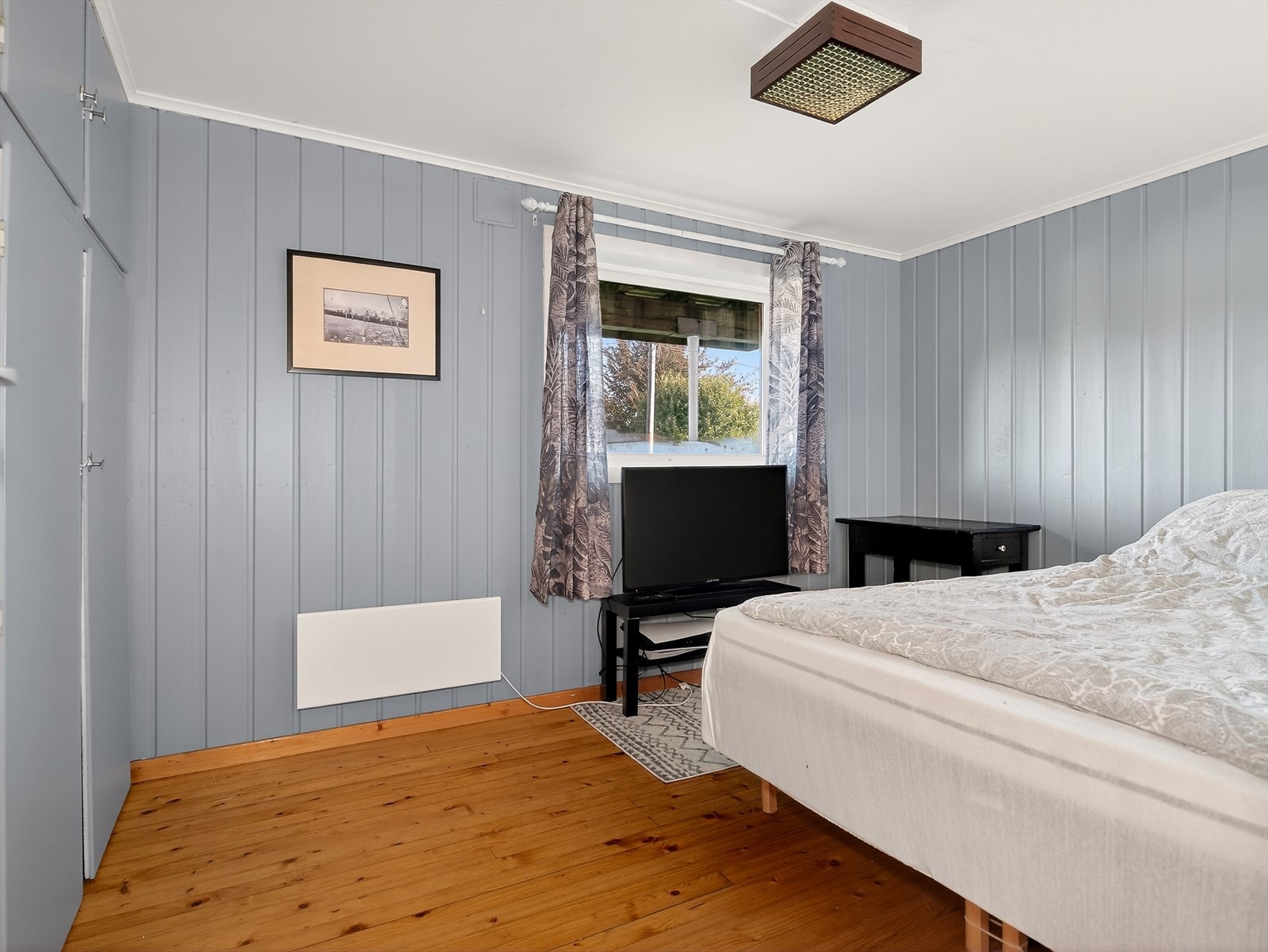 Soverom i underetasjen med plassbygget garderobeskap. Galleribilde