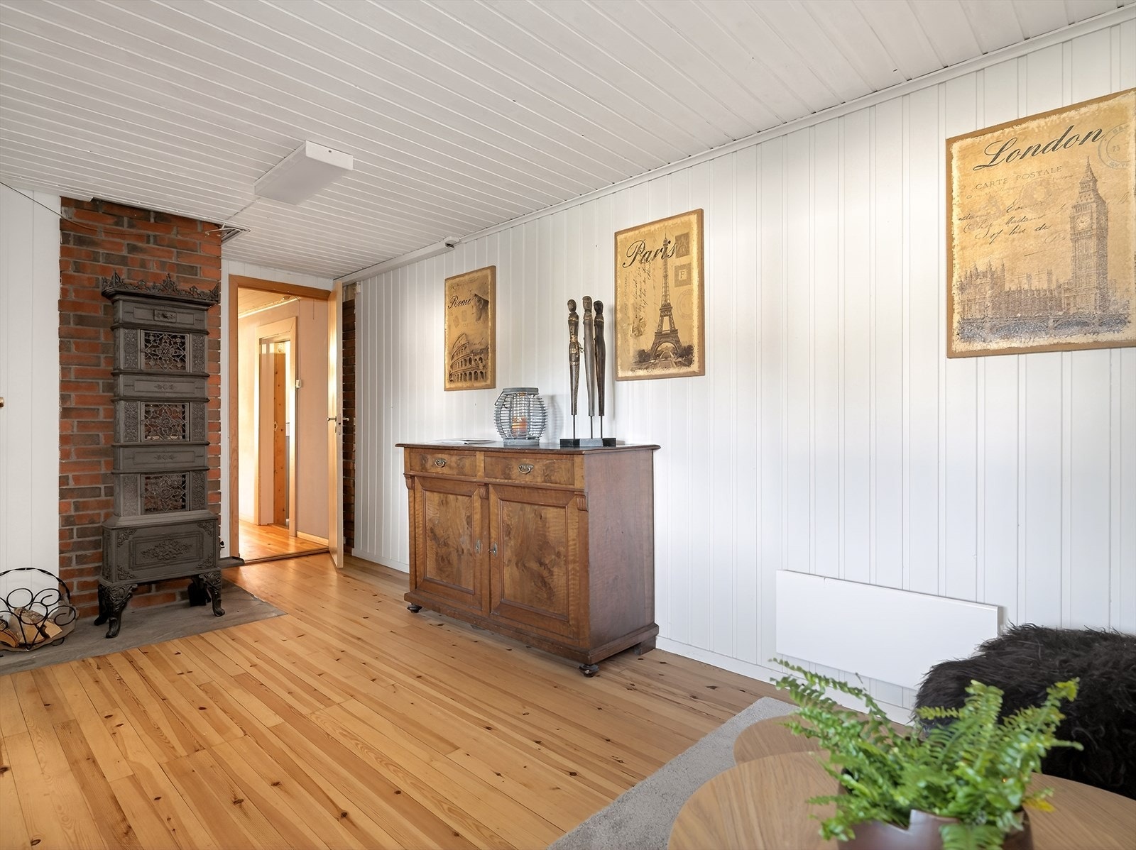 I kjellerstuen er det peisovn som gir lun og god varme på kalde dager. Galleribilde