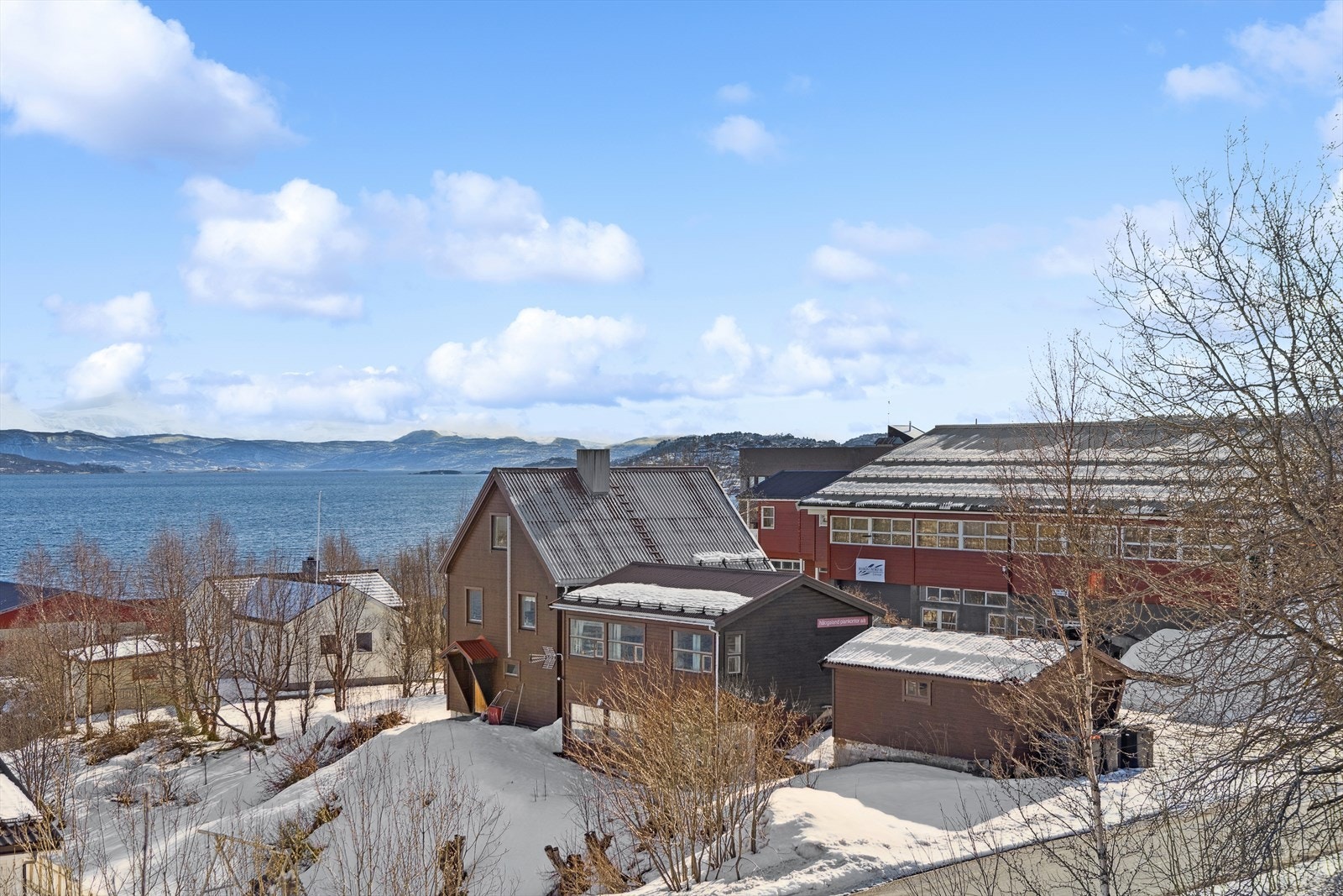 Velkommen til Nesseveien 6 - En hel tomannsbolig med tilleggsdel som passer perfekt for utleie. Boligen har flott utsikt, lite innsyn, gode solforhold og enkel adkomst med gode parkeringsmuligheter på egen gårdsplass og i garasje. Galleribilde