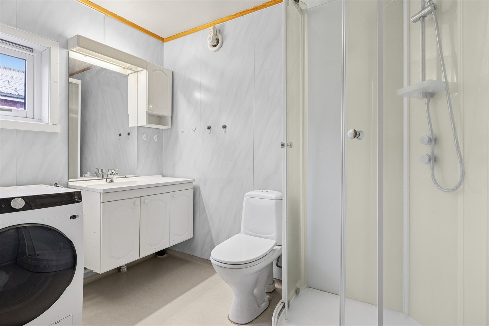 Romslig bad med opplegg for vaskemaskin. Galleribilde