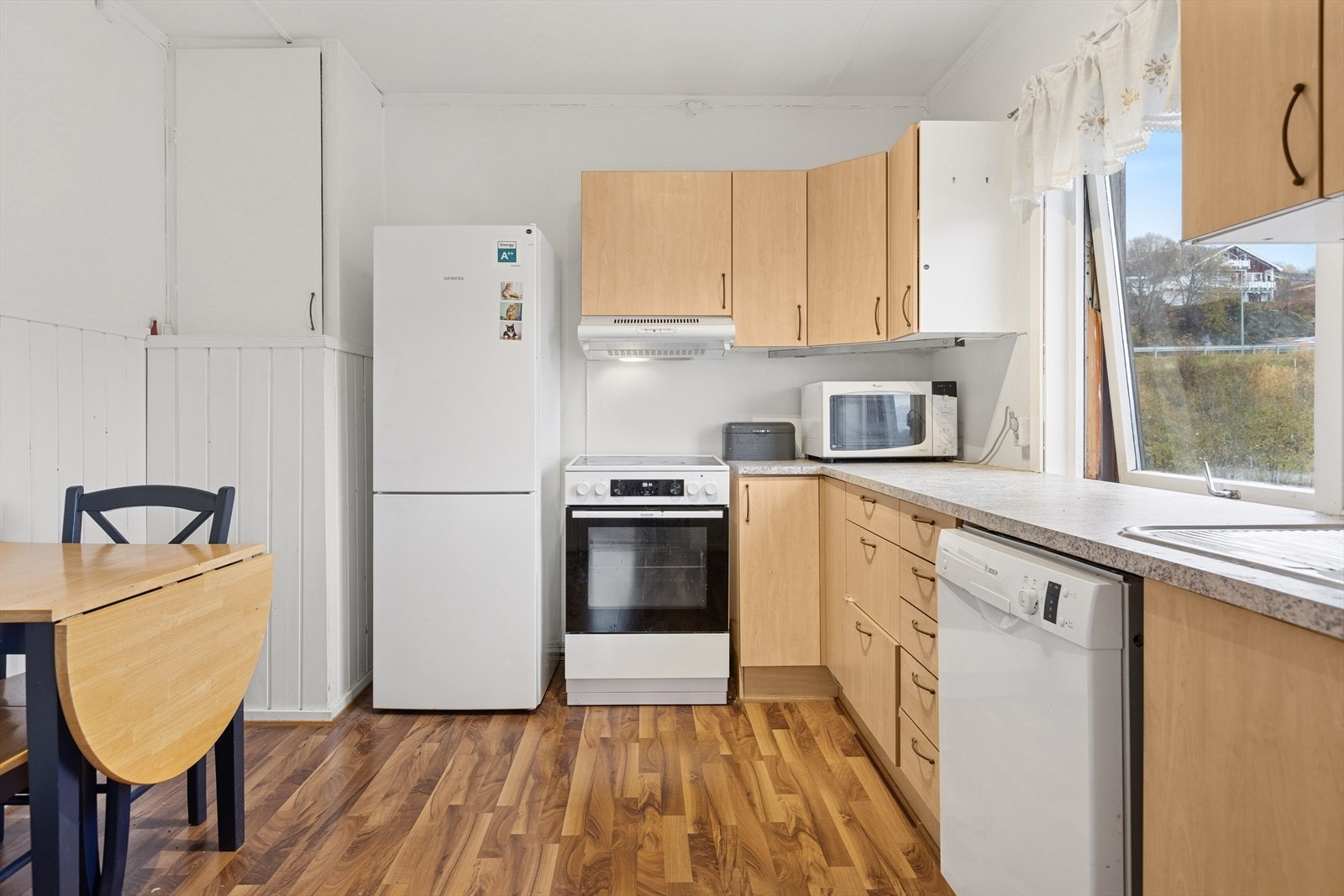 Hjørnekjøkken med plass til spisegruppe. Galleribilde