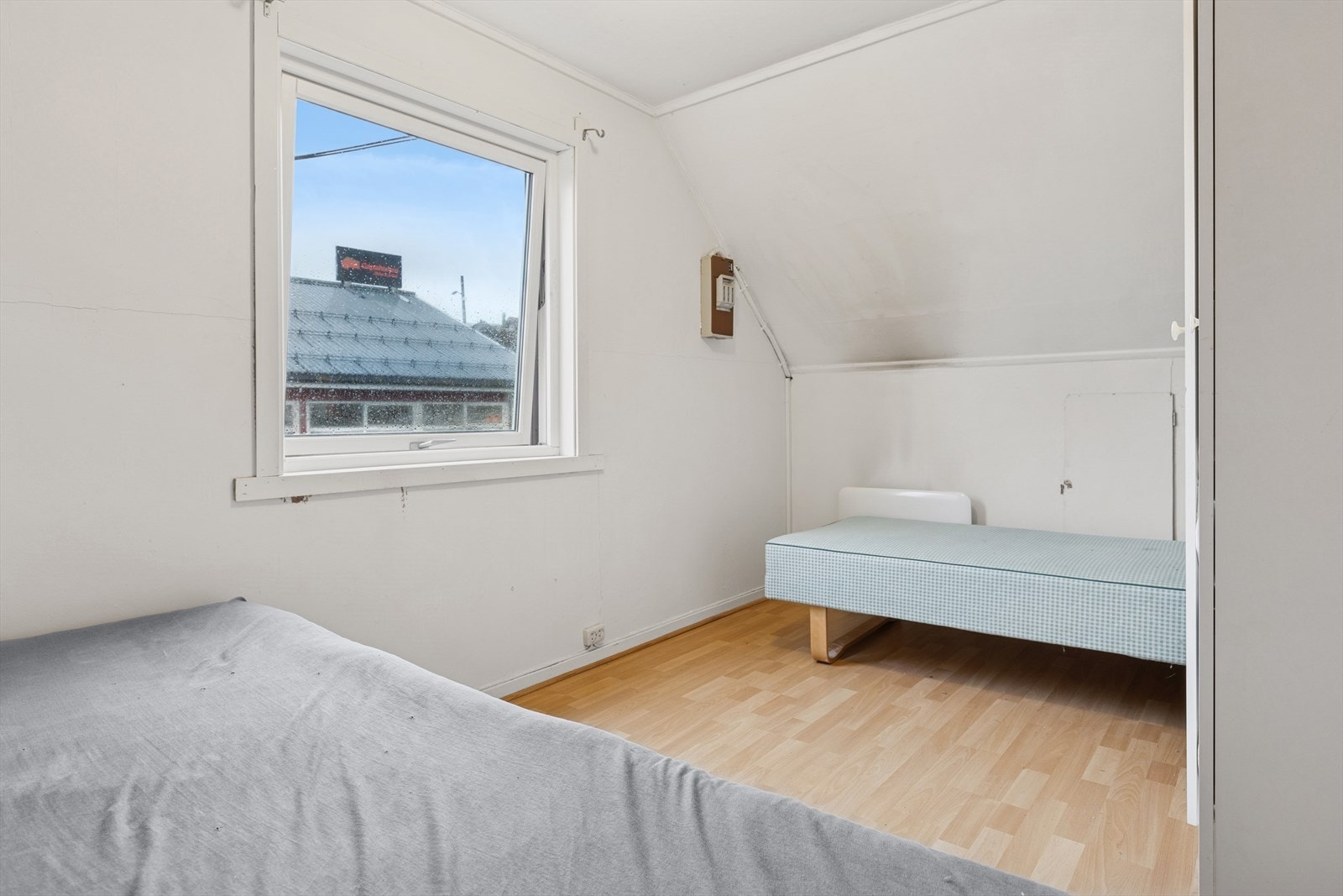 Begge rommene har god plass til dobbeltseng og garderobeløsning. Galleribilde