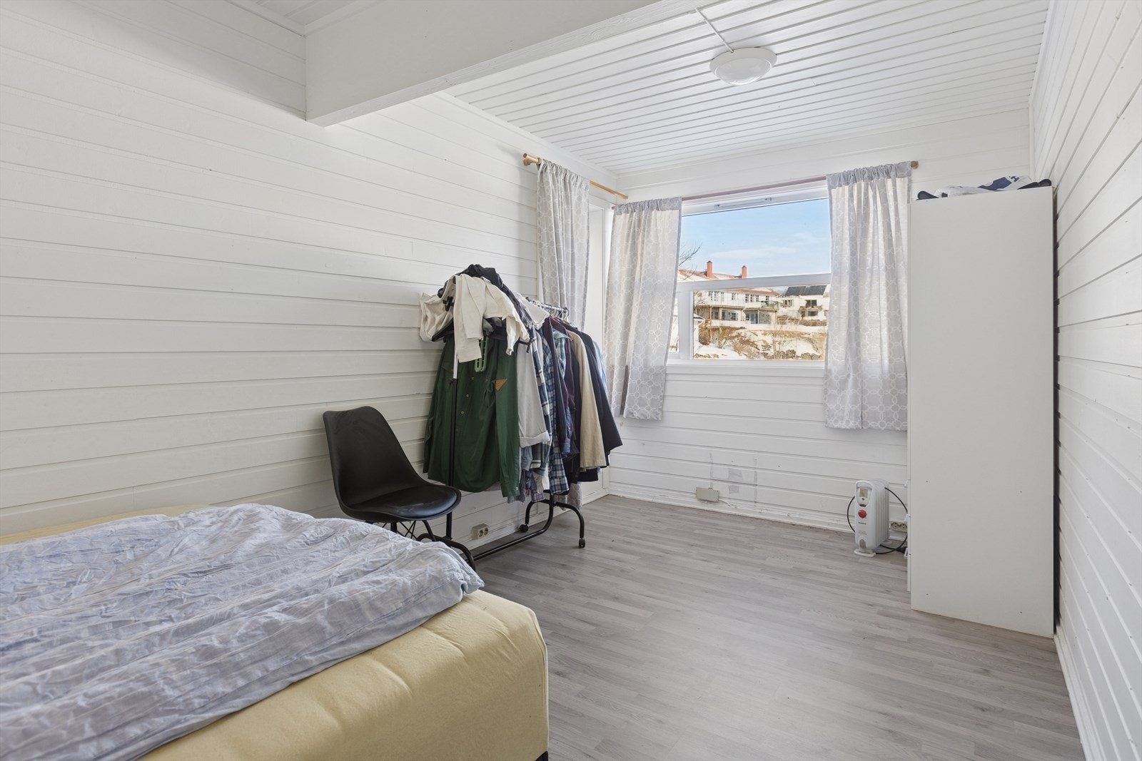 Tilleggsdelen har i dag tre rom som benyttes som soverom. Dette er det største og ligger i underetasjen. Her er det god plass til både dobbeltseng, garderobeskap og øvrige møblementer. Galleribilde