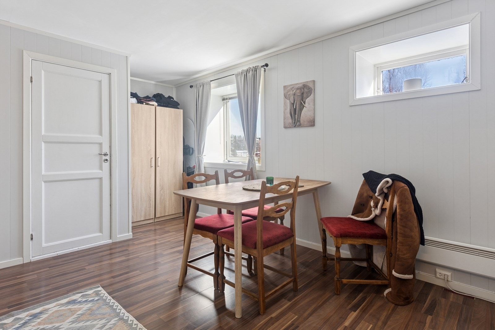 Spisestue med god plass til spisebord. Galleribilde