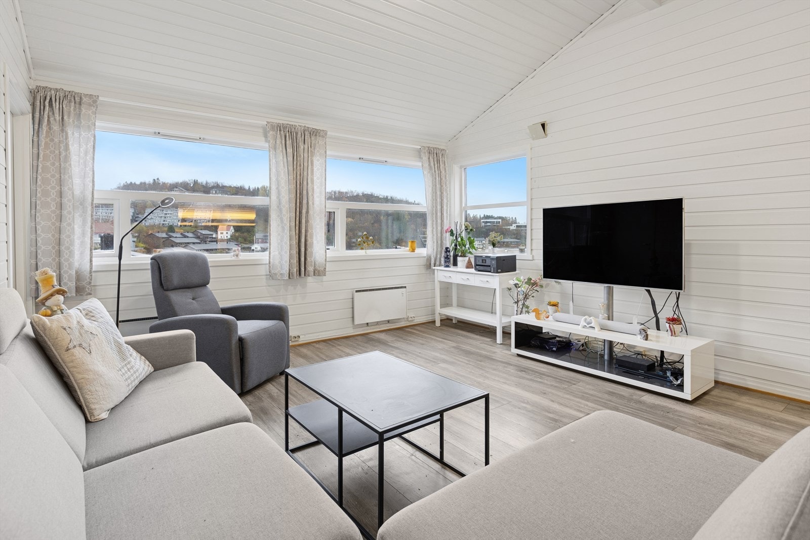 Her får du kort vei til blant annet barnehage, skole, AMFI kanebogen, dagligvare, fine turområder m.m. Det er noe oppgraderingsbehov for å tilfredstille dagens krav til standard. Galleribilde