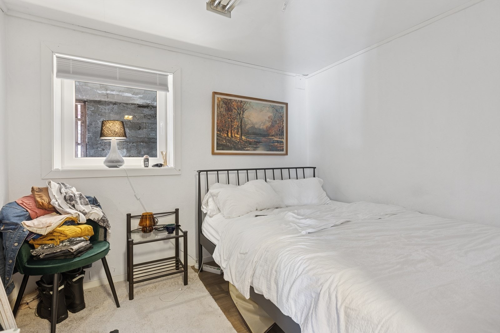 Soverom med god plass til dobbeltseng. Rommet er tegnet inn som bod i godkjente tegnigner og er ikke bruksendretomsøkt, se punkt om ferdigattest i salgsoppgave for mer informasjon. Galleribilde