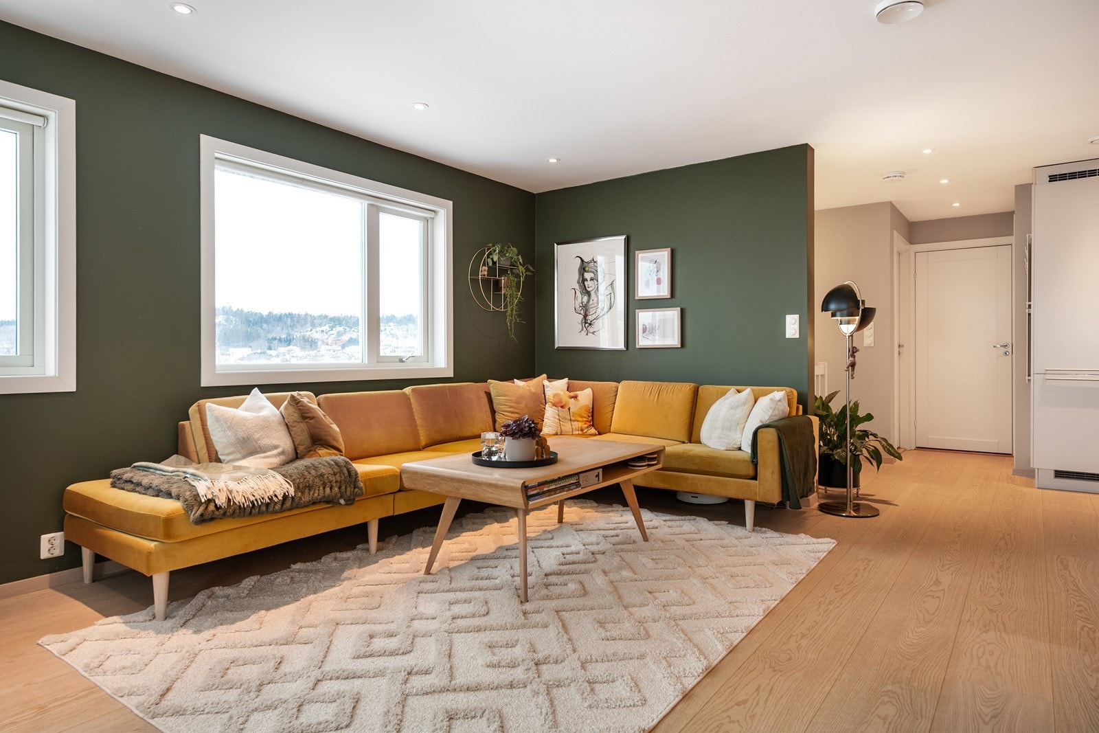 Det er plass til en romslig sofa Galleribilde