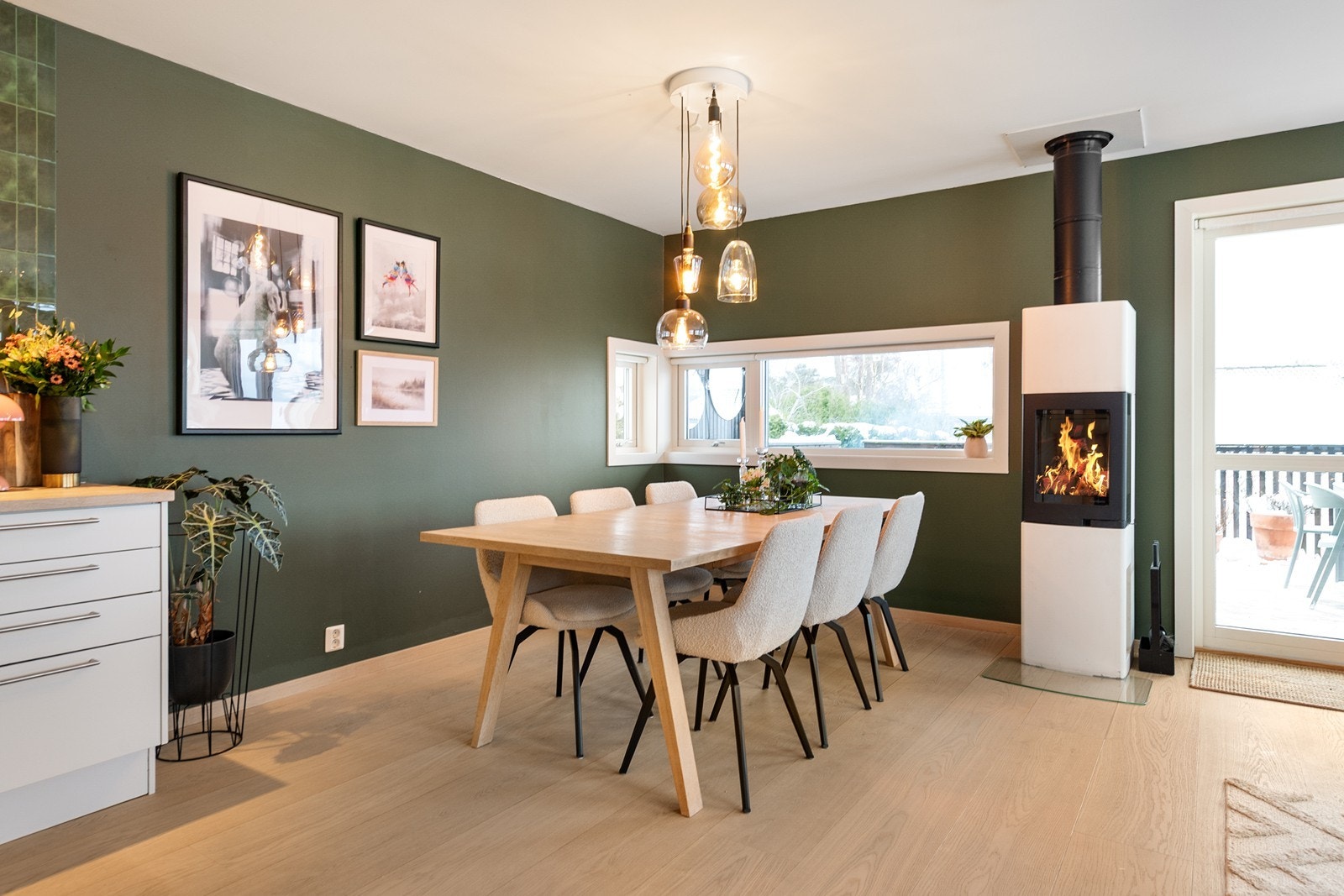 Spisestua er romslig og med plass til et romslig spisebord Galleribilde