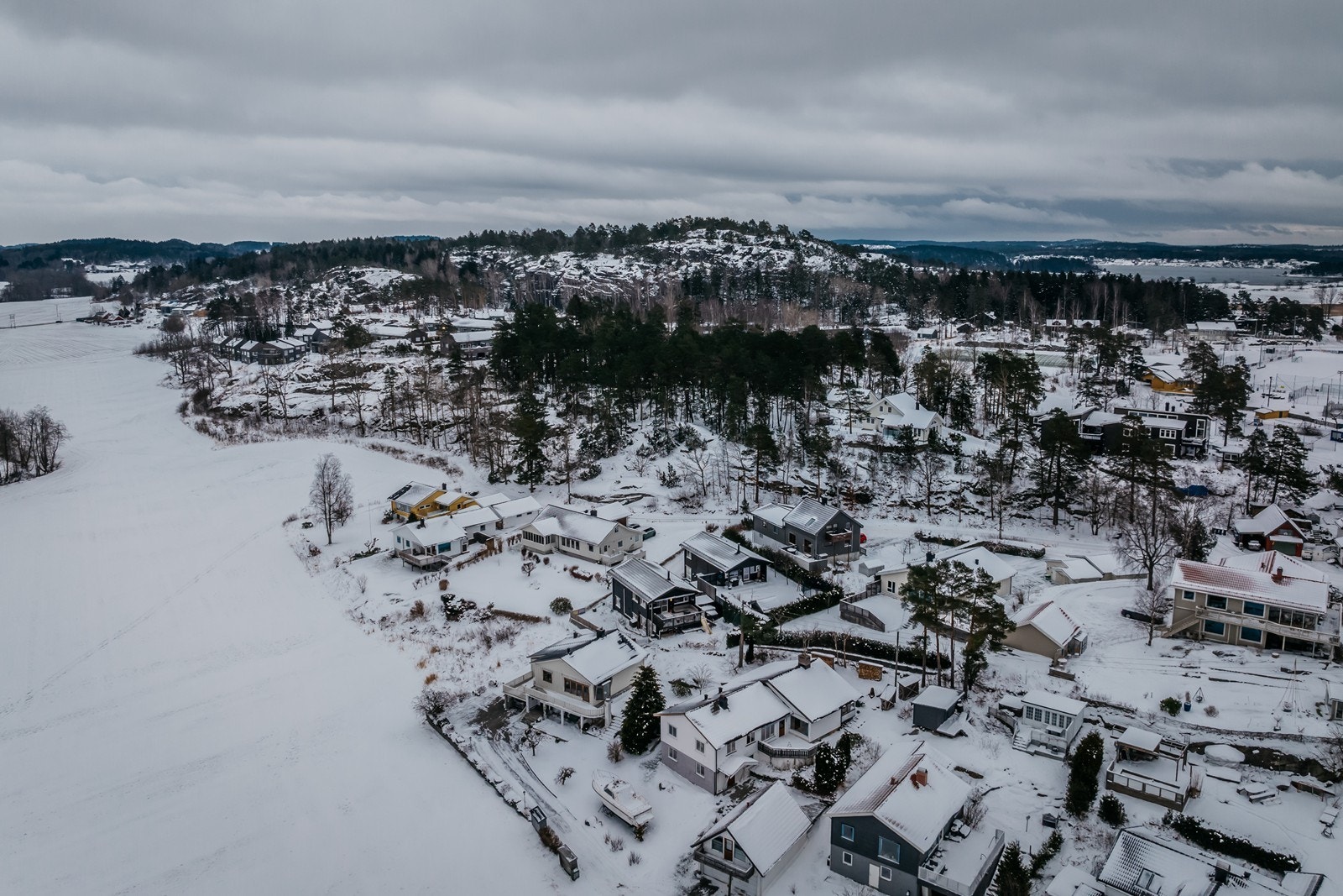 Rett bak fjellet ligger Helgerød idrettsanlegg Galleribilde