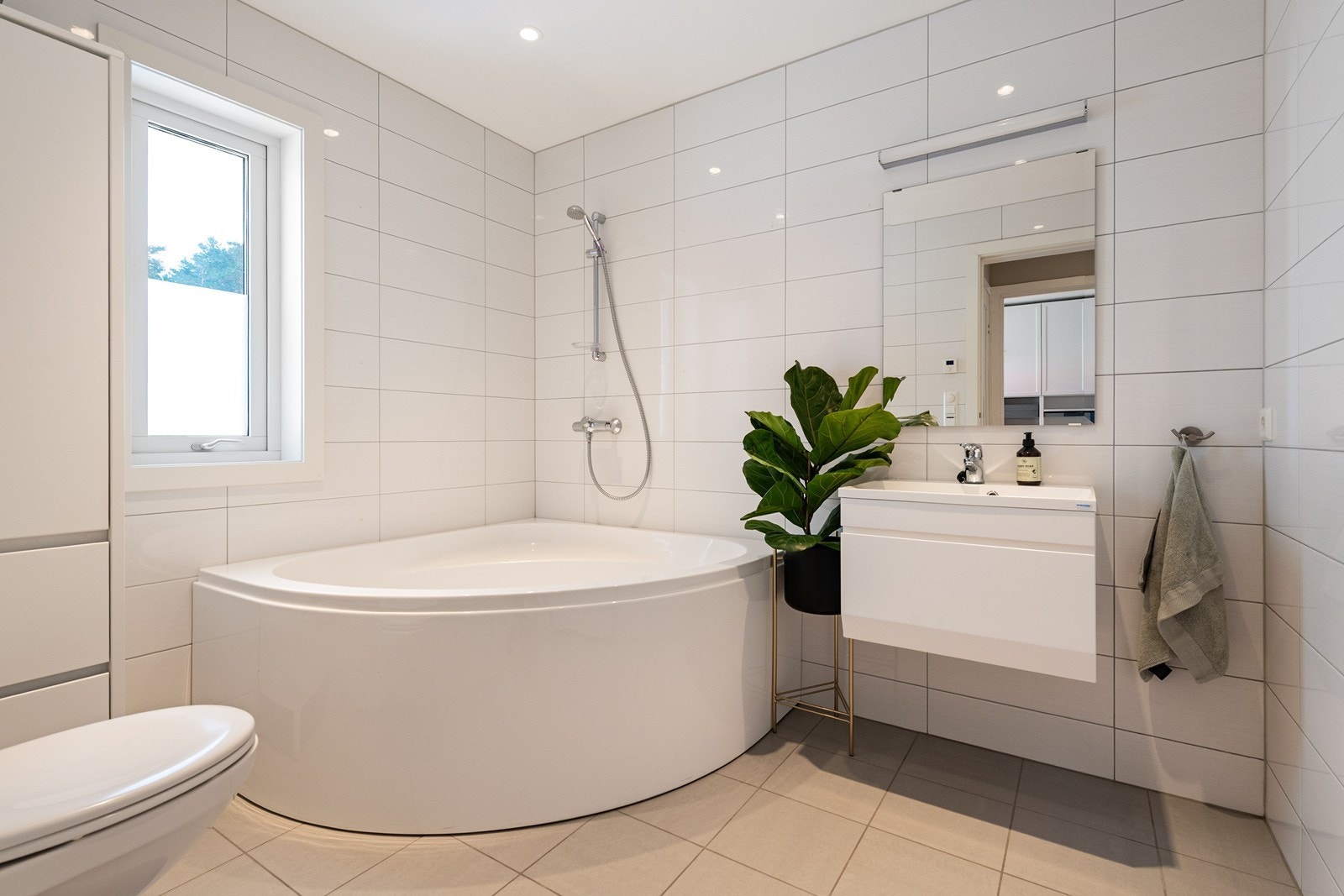 Badet er oppe er romslig og dessuten med badekar, noe de fleste småbarnsfamilier vil sette stor pris på Galleribilde