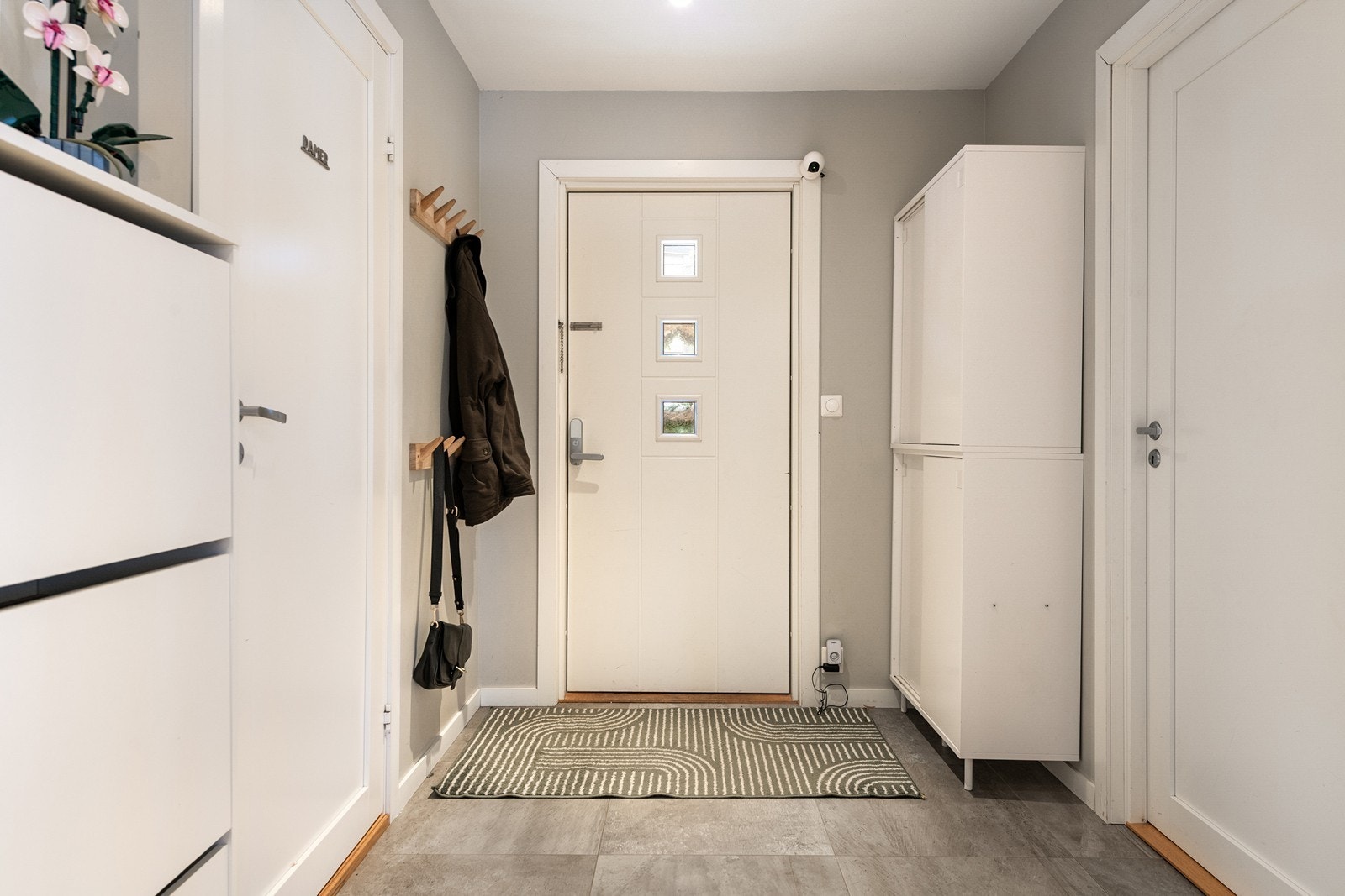 Flott og innbydende inngangsparti med god plass til å henge av seg og ønske gjester velkommen Galleribilde