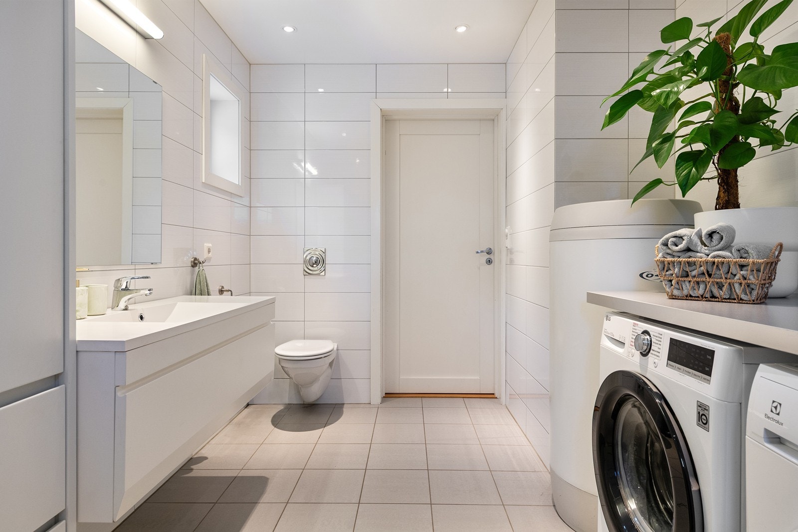 Romslig og praktisk bad Galleribilde