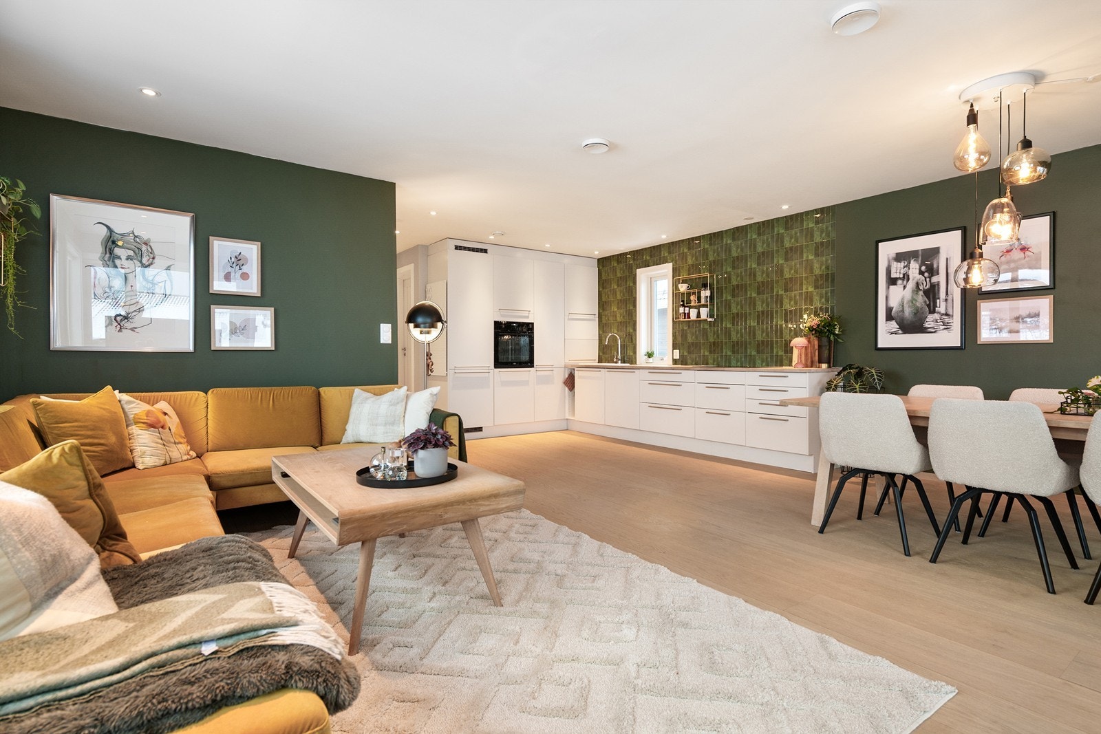 Med åpen løsning er stua akkurat passe stor for hele familien Galleribilde