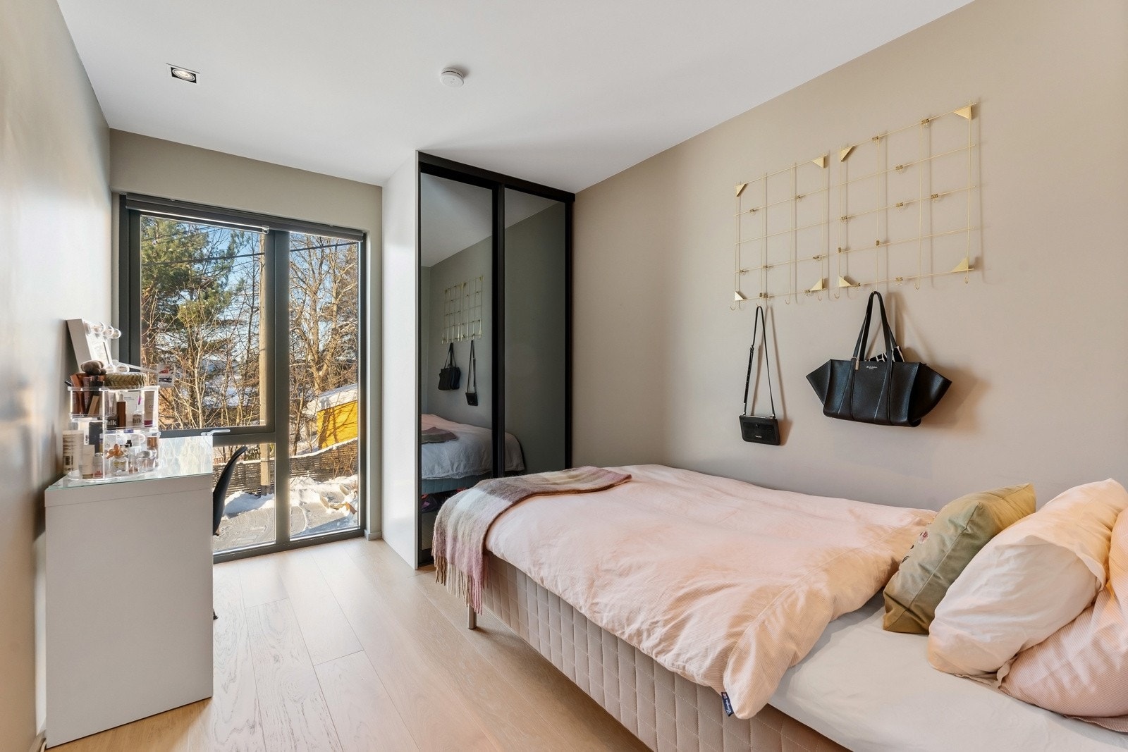 Boligen har totalt tre soverom, alle samlet i 2. etasje. Soverommene har store vindusflater som gir rikelig lys, og fleksibel innredning etter egne behov. Galleribilde