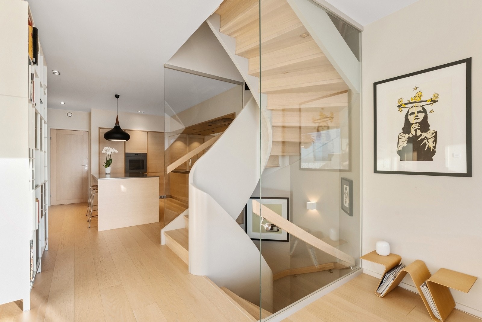 Innbydende og pent kjøkken fra Kvänum med delvis åpen løsning mot stuen. Galleribilde