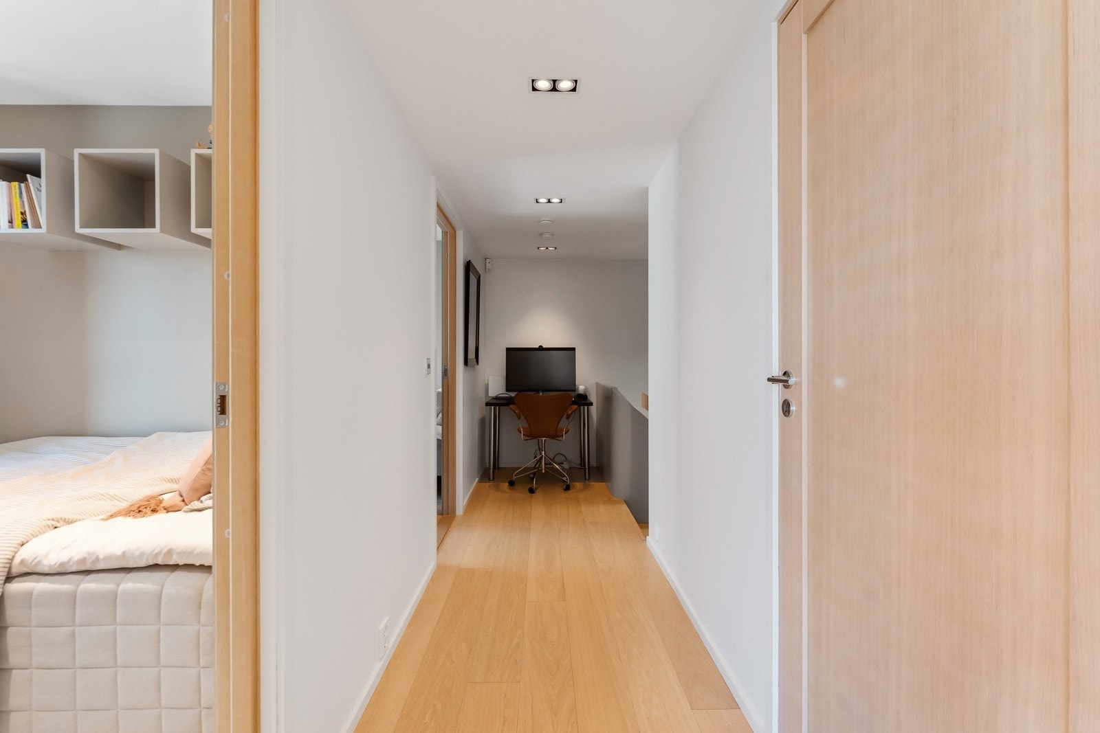Gangen i 2. etasje gir adgang til tre soverom og bad, med mulighet for enkelt hjemmekontor. Galleribilde