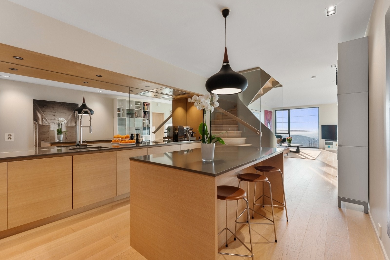 Kjøkkenet er innredet med integrerte hvitevarer fra Miele som stekeovn, bred induksjonstopp, oppvaskmaskin samt kjøl- og fryseskap. Galleribilde