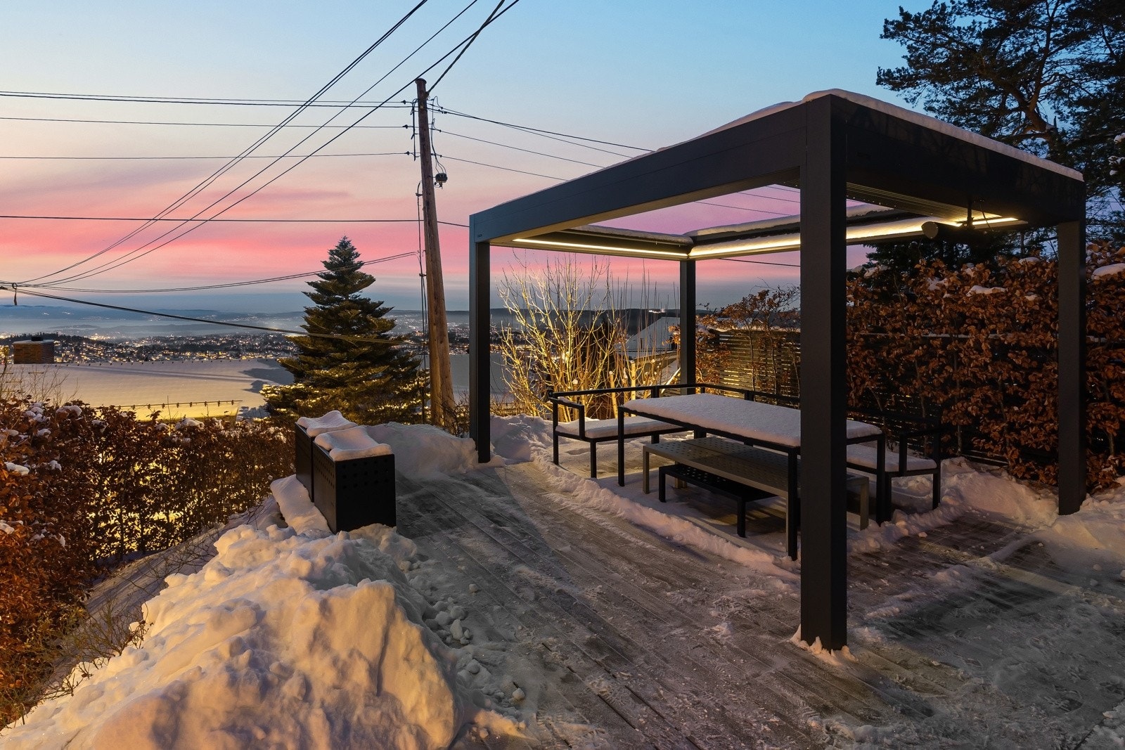 Boligen har flere funksjonelle uteplasser med gode solforhold store deler av dagen. Galleribilde