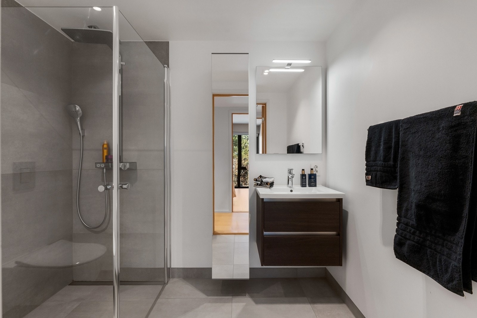 Boligen har to separate, flislagte bad i 2. etasje. Begge med vannbåren gulvvarme tilknyttet byggets jordvarmeanlegg. Galleribilde