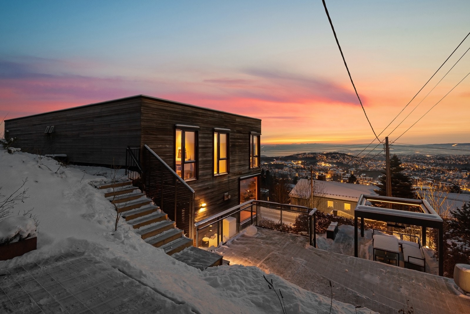 Dette er en moderne og gjennomført halvpart av tomannsbolig fra 2018, med eksklusive materialvalg og høy standard. Galleribilde