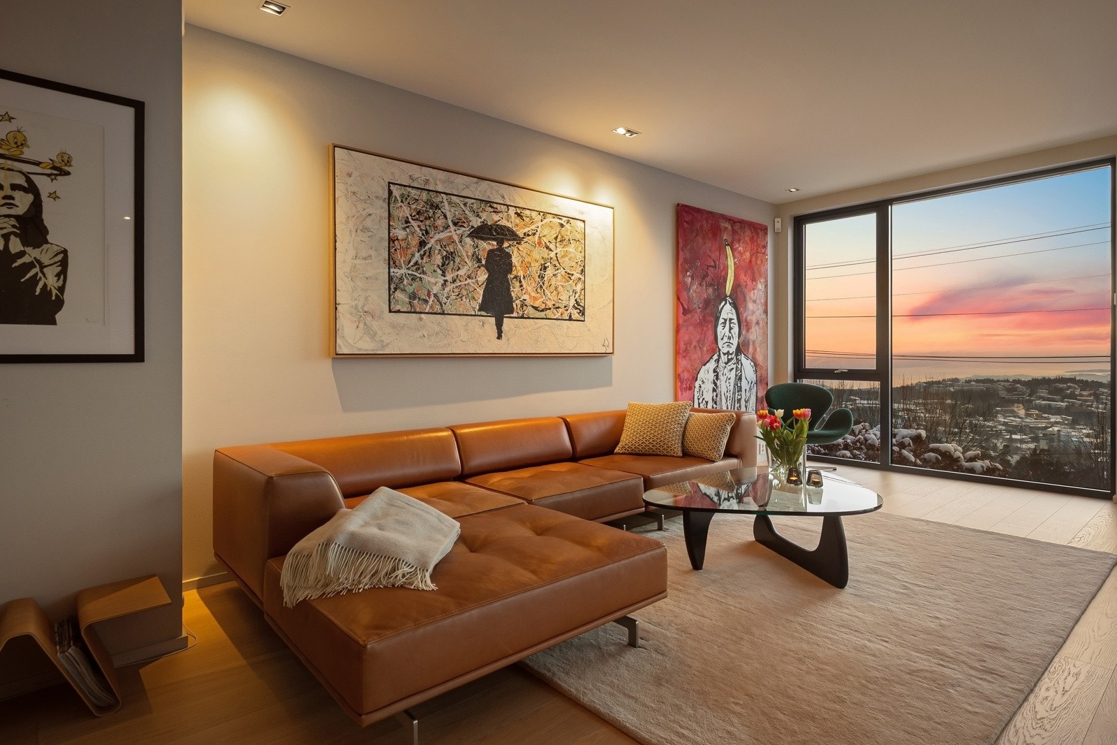 Stuen er romslig og lys, med gode møbleringsmuligheter. Her har man fleksibilitet til å innrede etter eget ønske. Fra stuen er det en fantastisk, usjenert utsikt over byen og fjorden. Galleribilde