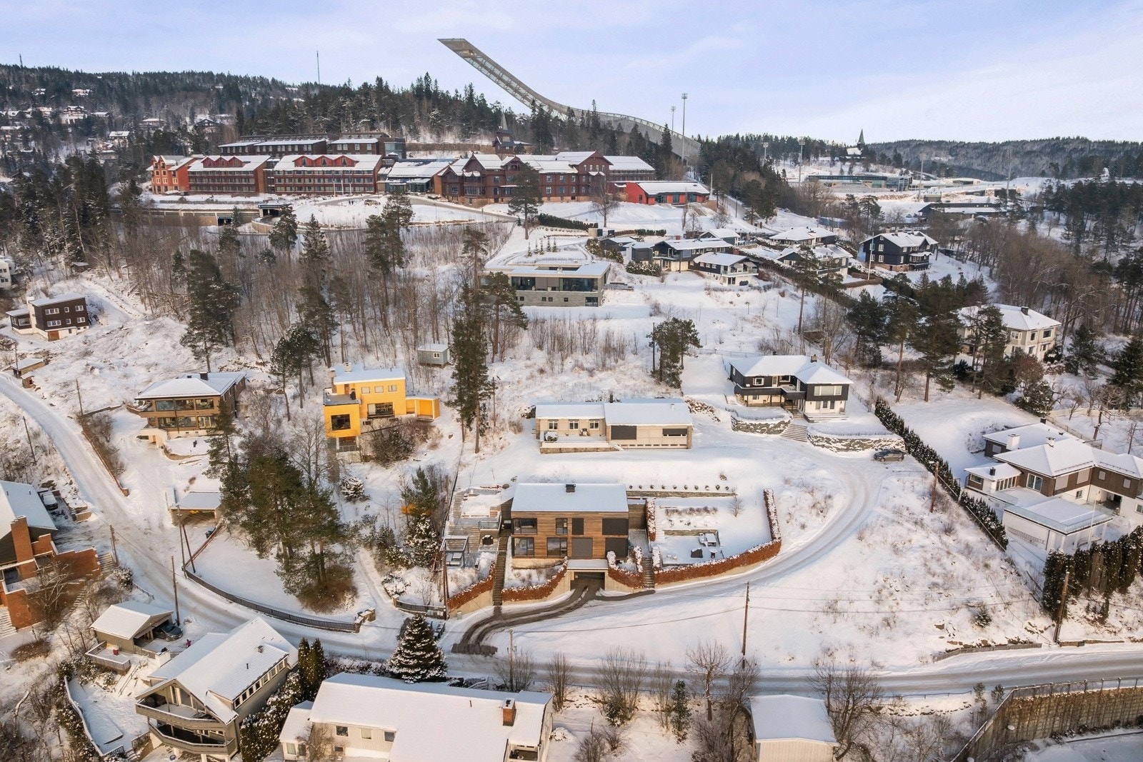 Dette er en sjelden mulighet til å sikre seg en påkostet og eksklusiv bolig med fantastisk utsikt og flotte uteområder. Ta kontakt på 45 80 94 71 for å avtale privatvisning. Galleribilde