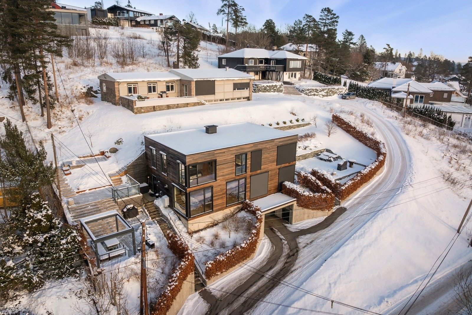 Boligen har vakker utsikt i et fredelig bomiljø, med kort vei til marka og gode tur- og treningsmuligheter, samt nærhet til skoler, butikker og offentlig transport. Galleribilde