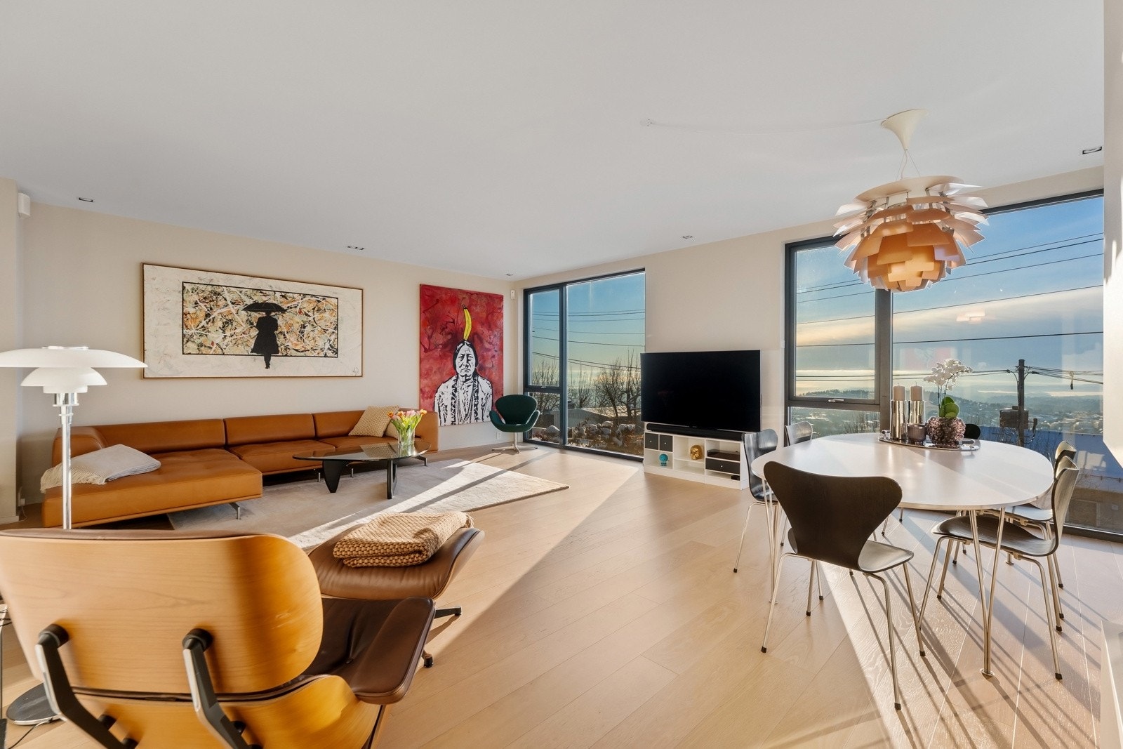 Her er det også plass til spisebord, som gir en naturlig og elegant inndeling av oppholdsrommet. Galleribilde