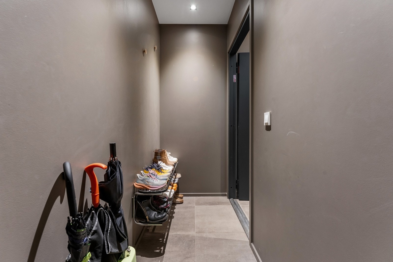 Her er også adkomst til bod, teknisk rom og en sluse med direkte tilgang til garasjen. Galleribilde