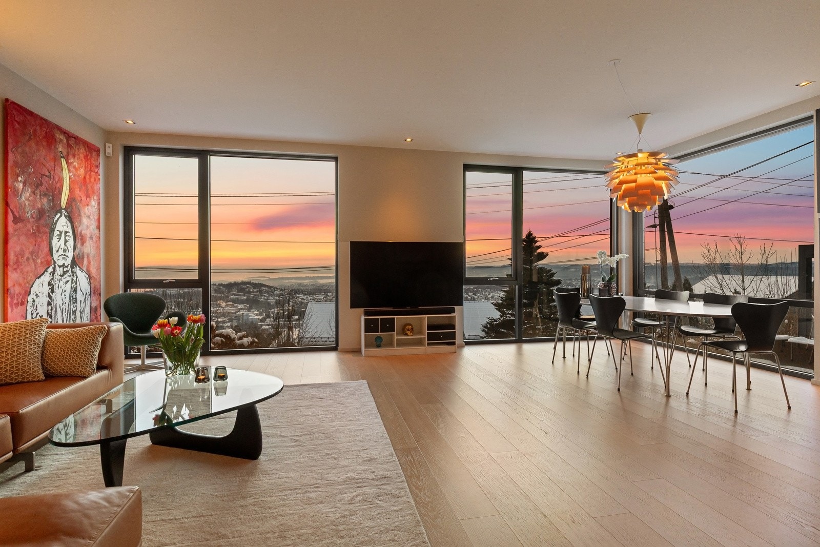 Stuen i 1.etasje er romslig og flott opplyst med store vindusflater. Den fantastiske utsikten gir rikelig med naturlig lys, og skaper en god atmosfære. Galleribilde