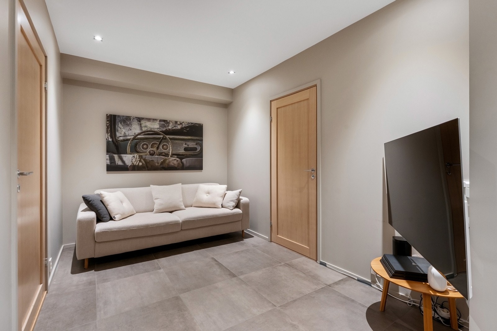 I kjelleretasjen finner du en hyggelig hall med trapp, i dag innredet med sofa og TV, med komfortable elektriske varmekabler i gulvet. Galleribilde