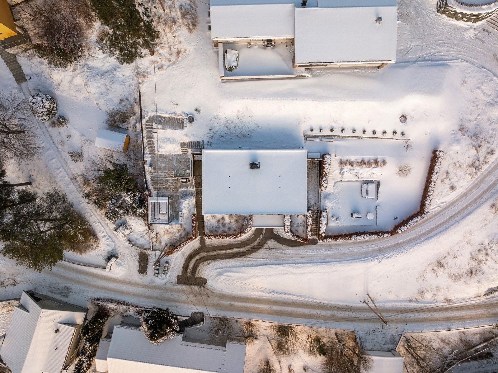 Eiendommen har særlige egenskaper med godt utnyttet uteområder i flere nivåer, jordvarme og eksklusive materialvalg. Galleribilde
