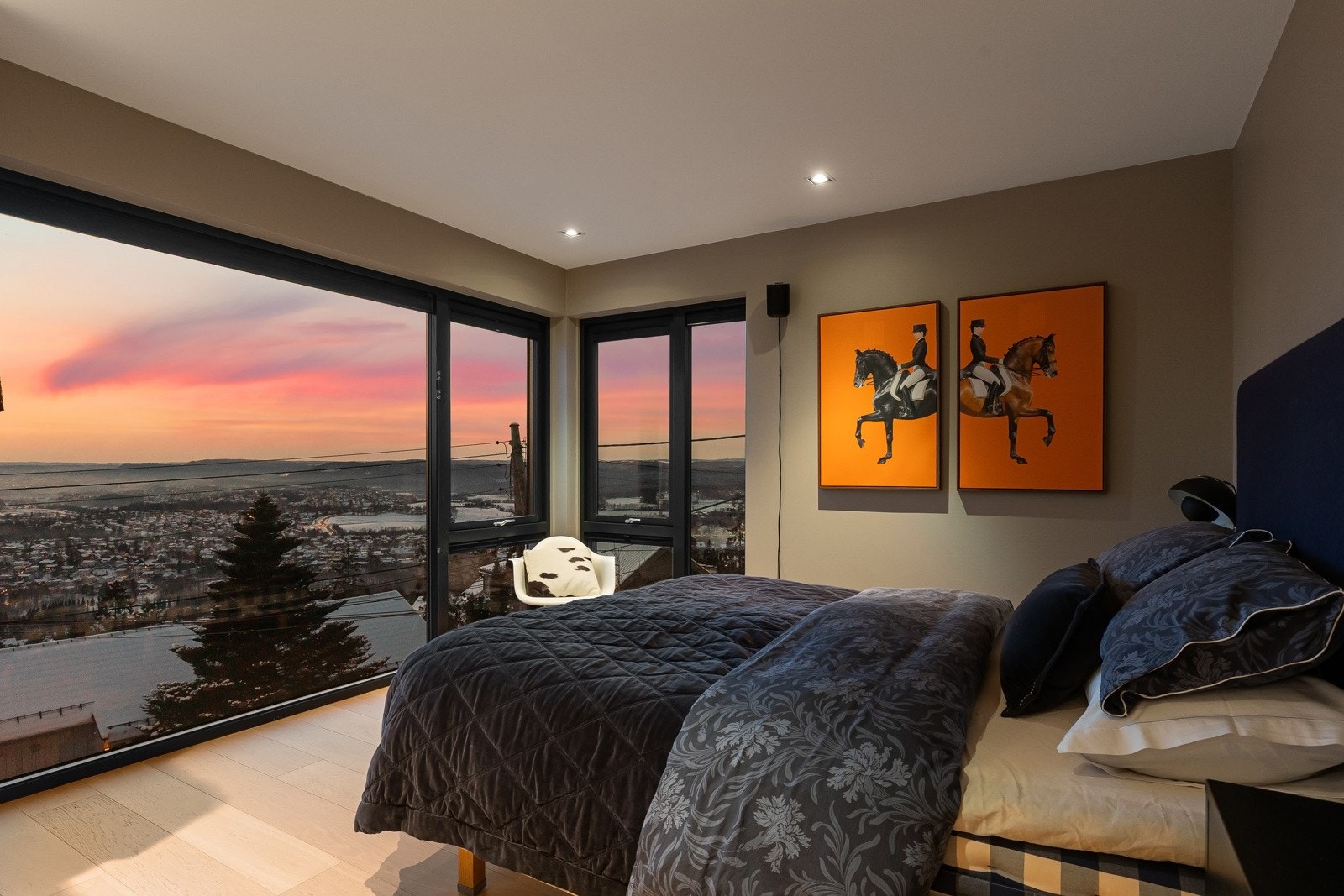 Hovedsoverommet er romslig med plass til dobbeltseng og nattbord. Store vinduer slipper inn rikelig med naturlig lys og gir en flott usjenert utsikt over byen. Galleribilde