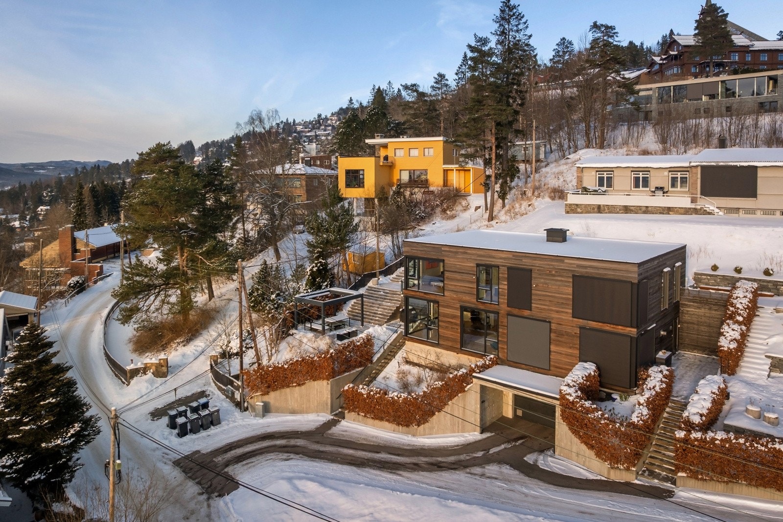 Boligen er beliggende høyt og fritt, og har panoramautsikt over byen og fjorden. Galleribilde