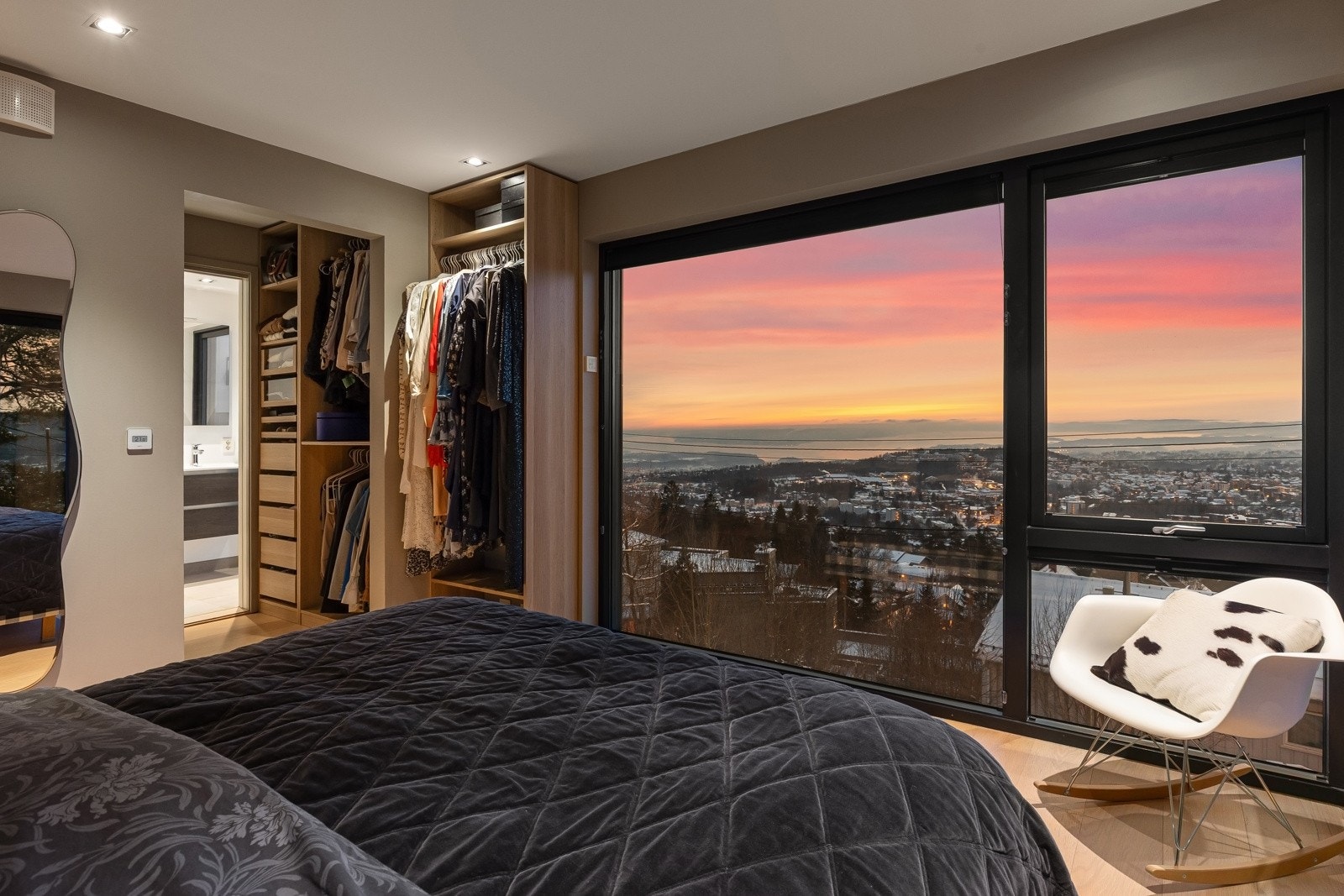 Hovedsoverommet har et eksklusivt walk-in closet i direkte tilknytning til eget bad, som kombinerer praktisk oppbevaring med høy komfort. Galleribilde
