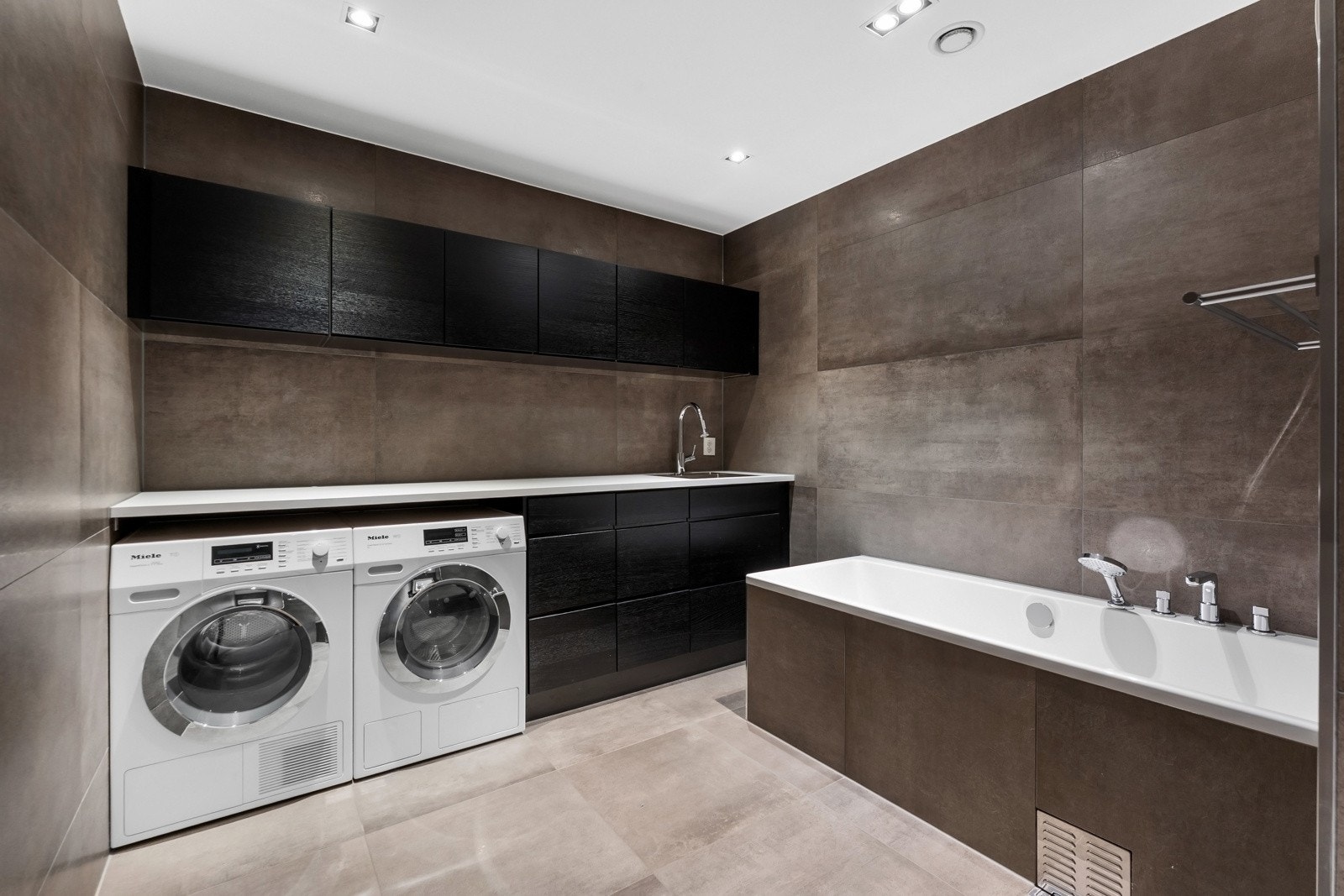 Baderommet er innredet med både under- og overskap samt benkeplate med nedfelt skyllekum. Dette skaper en praktisk arbeidsflate og god oppbevaringsplass. Galleribilde