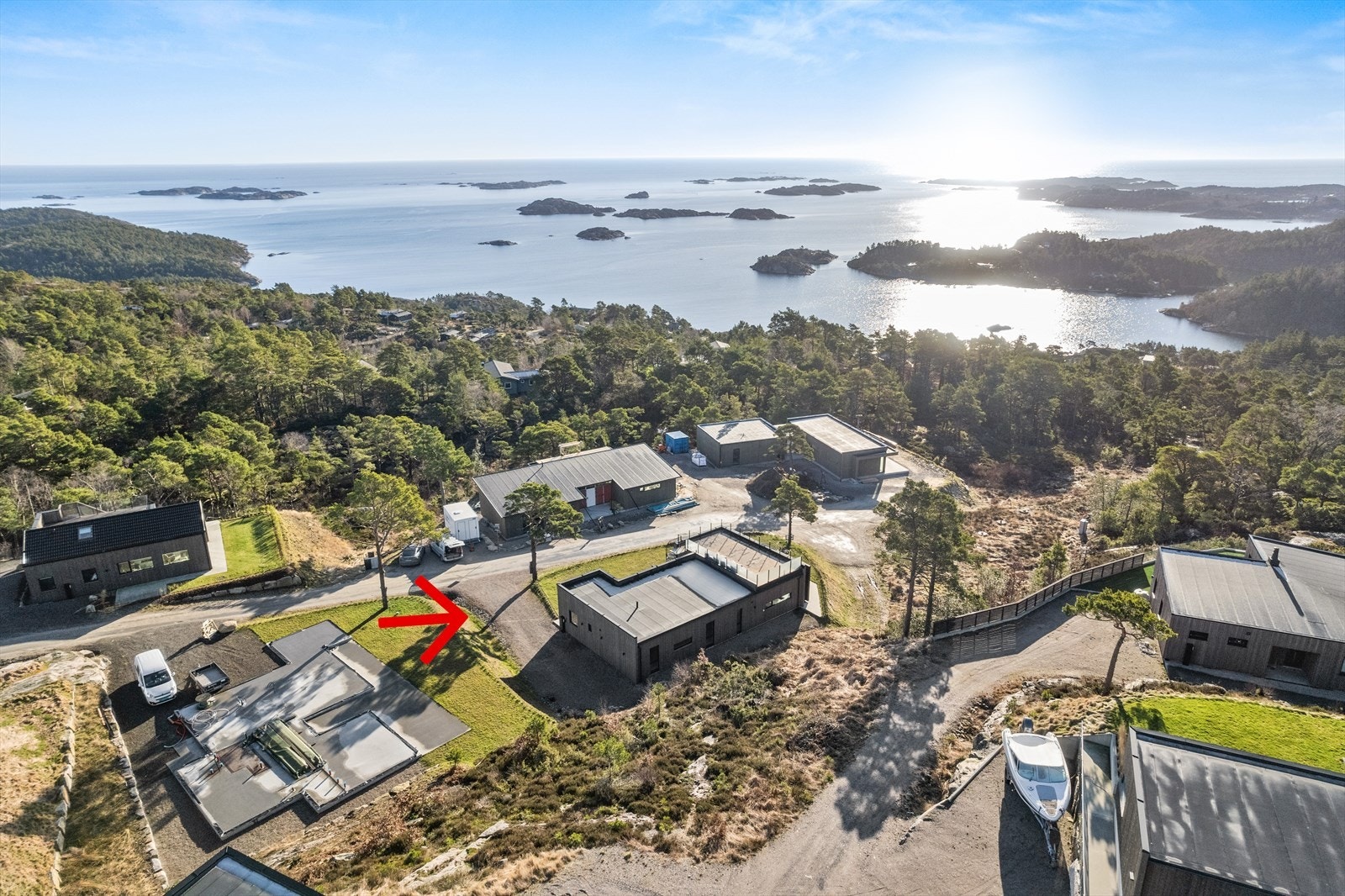 Velkommen til visning på denne helt nye hytta med store gode rom og havutsikt! Galleribilde