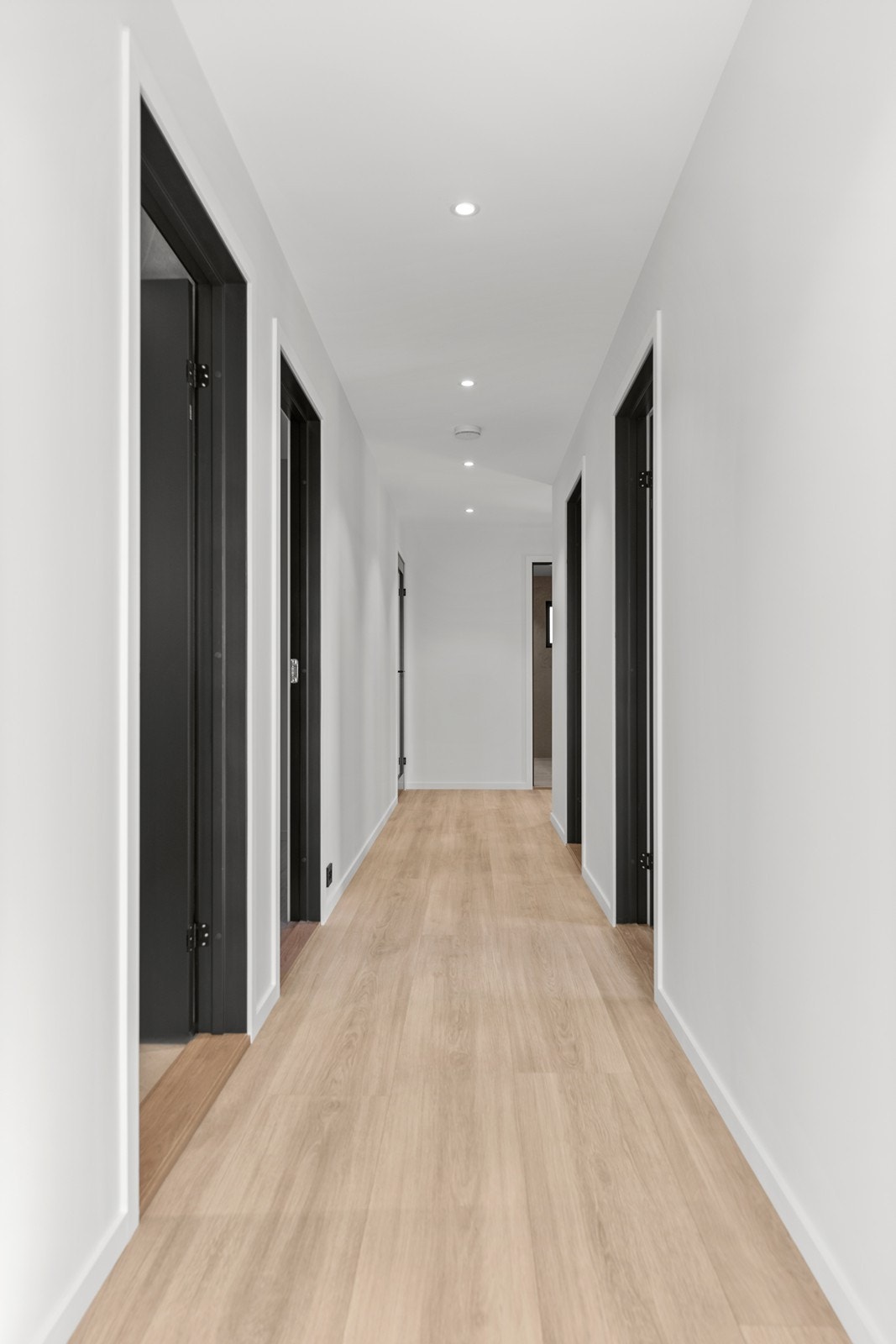 Til venstre i bildet: Bad og tre soverom. Til høyre i bildet: Soverom og bod/bi-inngang. Galleribilde