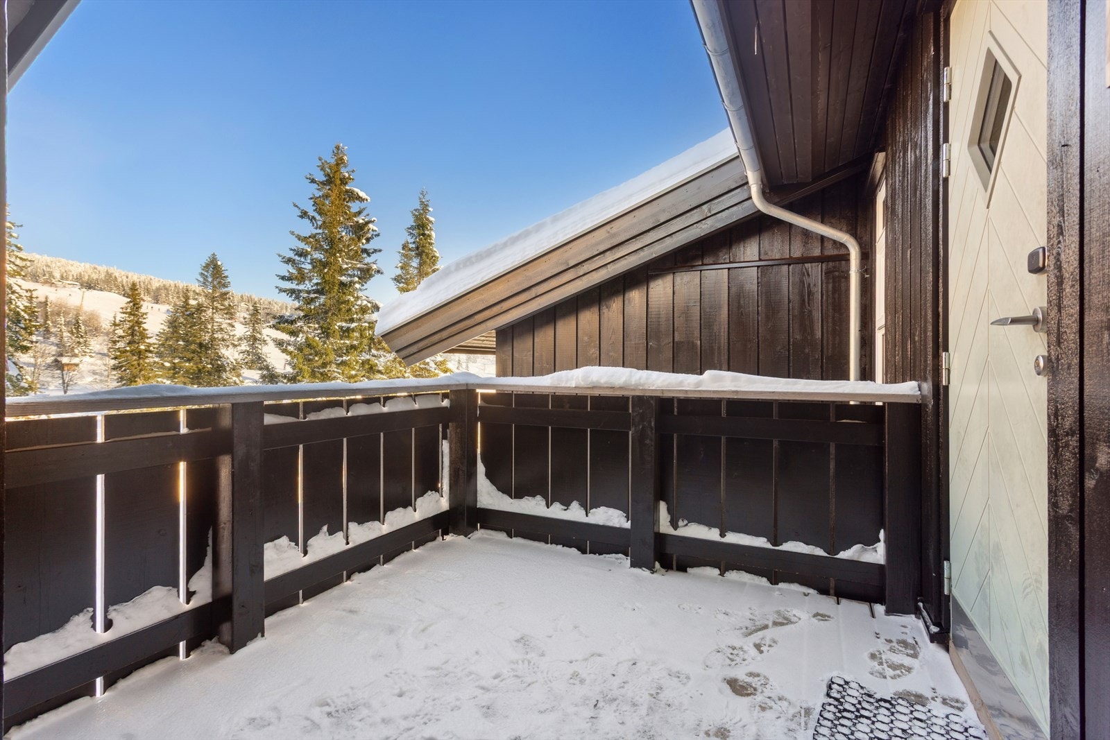 Ved inngangspartiet er det en nordøstvendt veranda på ca. 6 m². Galleribilde