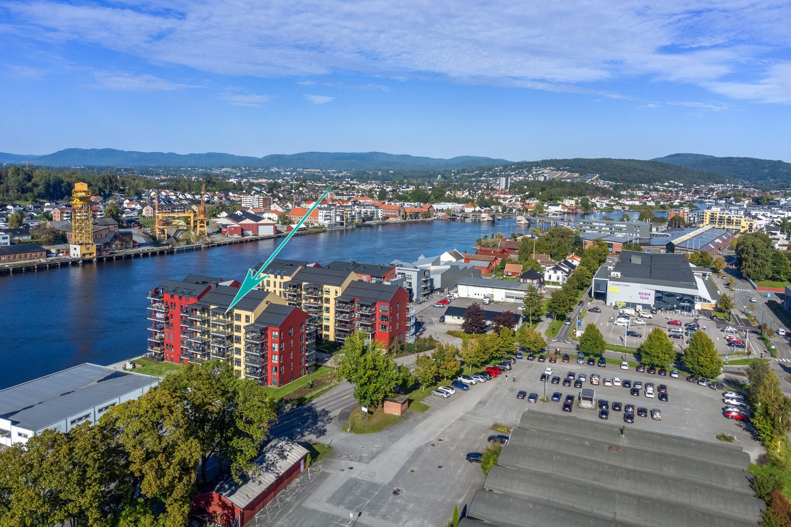 Frednes Brygge ligger med gåavstand bort til Down Town kjøpesenter og videre til Porsgrunn sentrum. Galleribilde