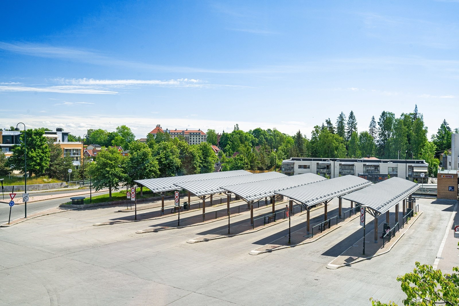 Bekkestua bussterminal med totalt 11 linjer ligger kun 3 minutter unna. Galleribilde