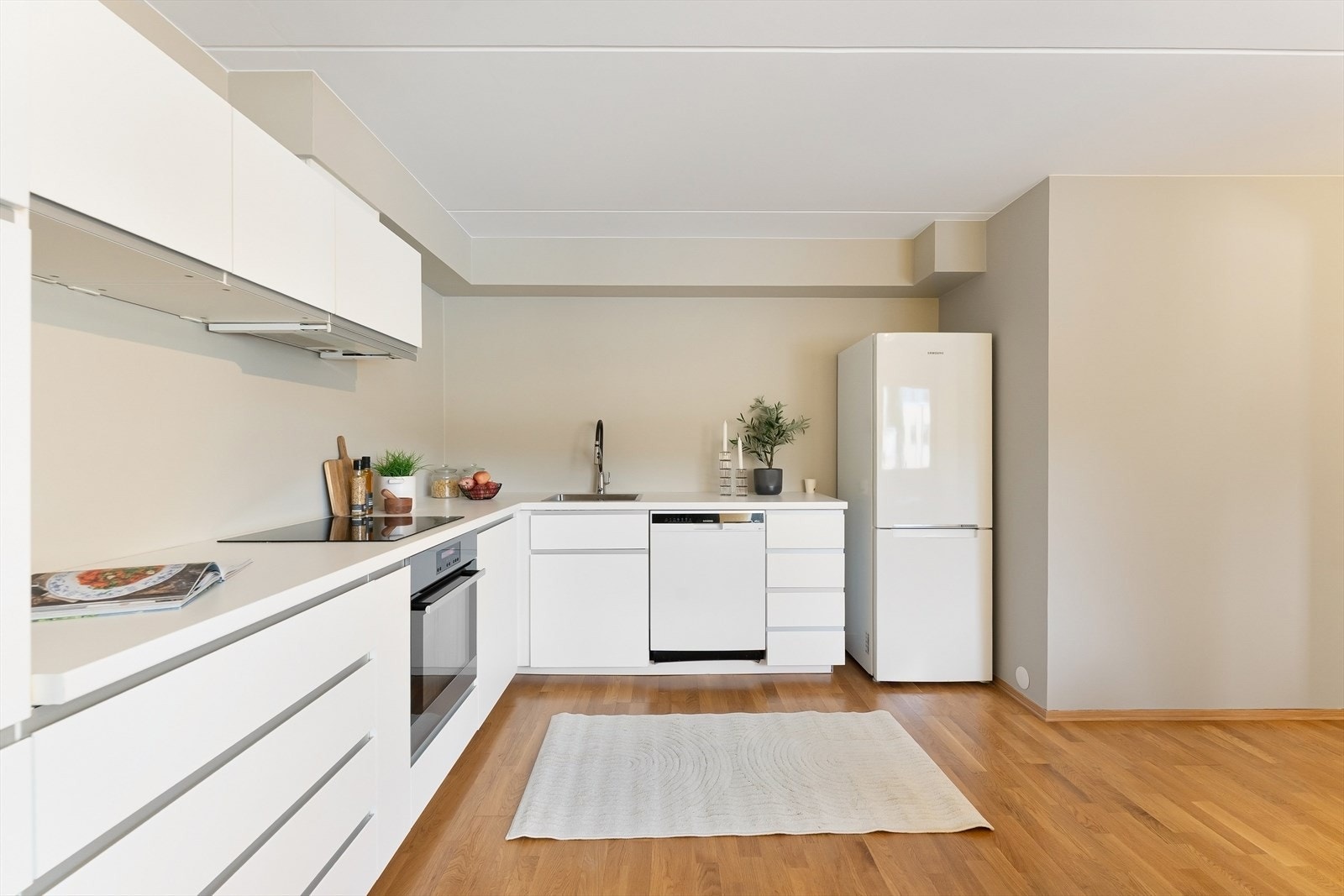 Kjøkkenet er utstyrt med kjøl-/fryseskap, oppvaskmaskin, platetopp og stekeovn. Galleribilde