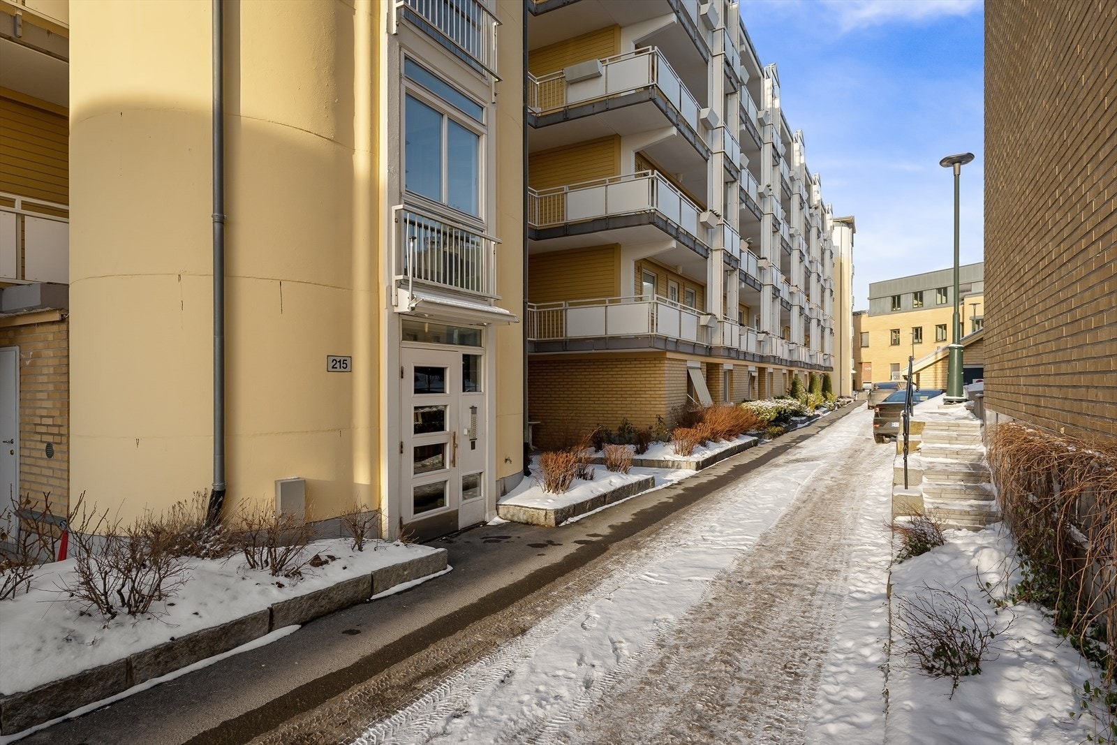 Leiligheten har sentral beliggenhet i hjertet av Bekkestua sentrum. Galleribilde