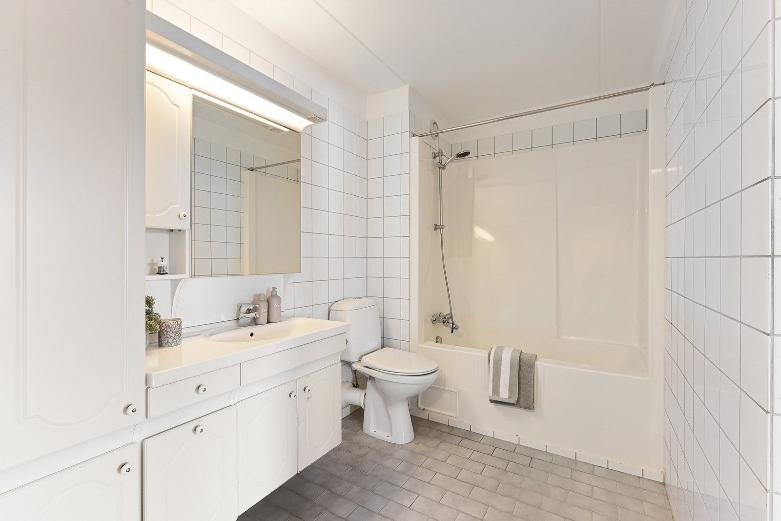 Flislagt bad med varmekabler i gulv. Galleribilde