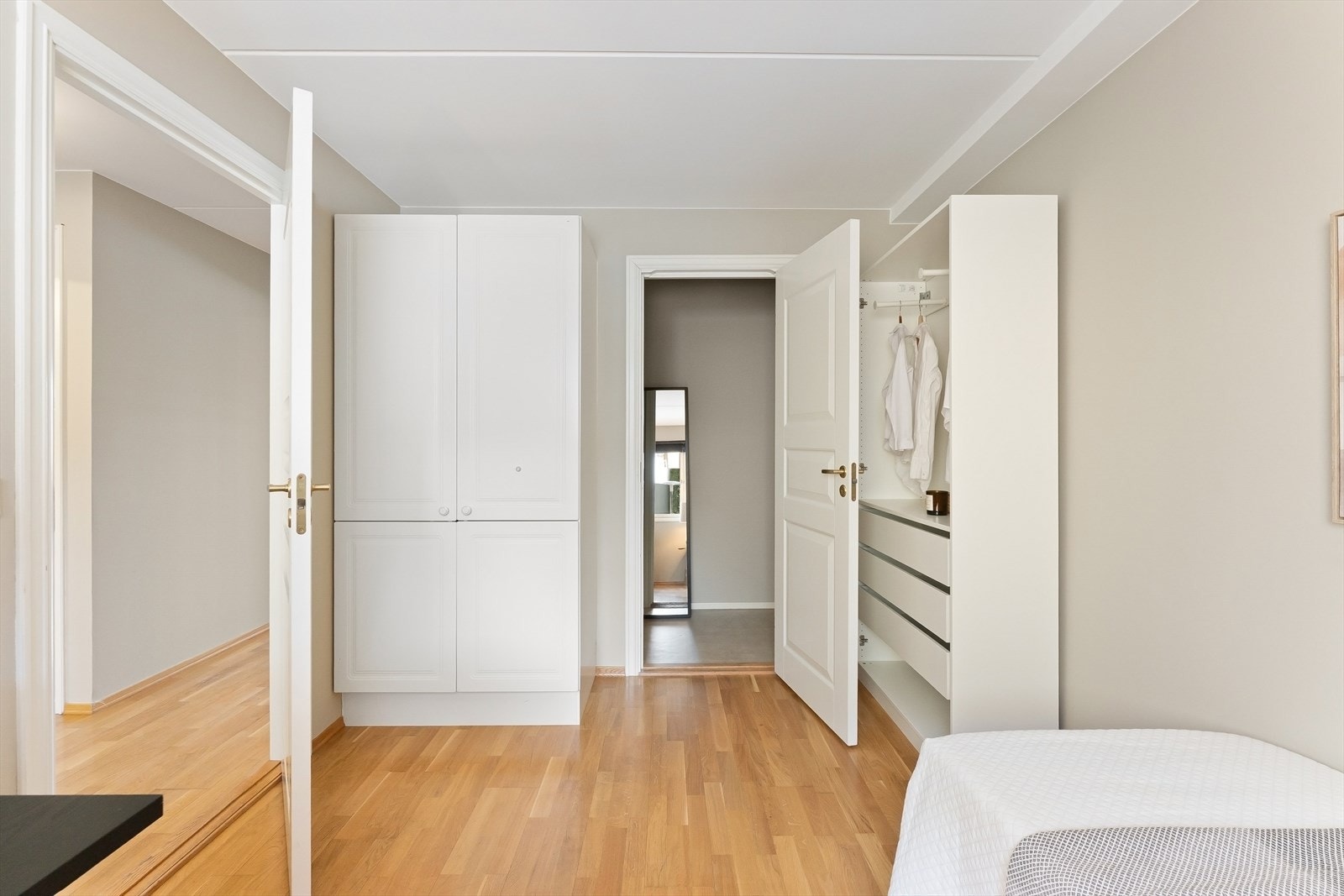 innredet med garderobeskap og adkomst til bod. Galleribilde